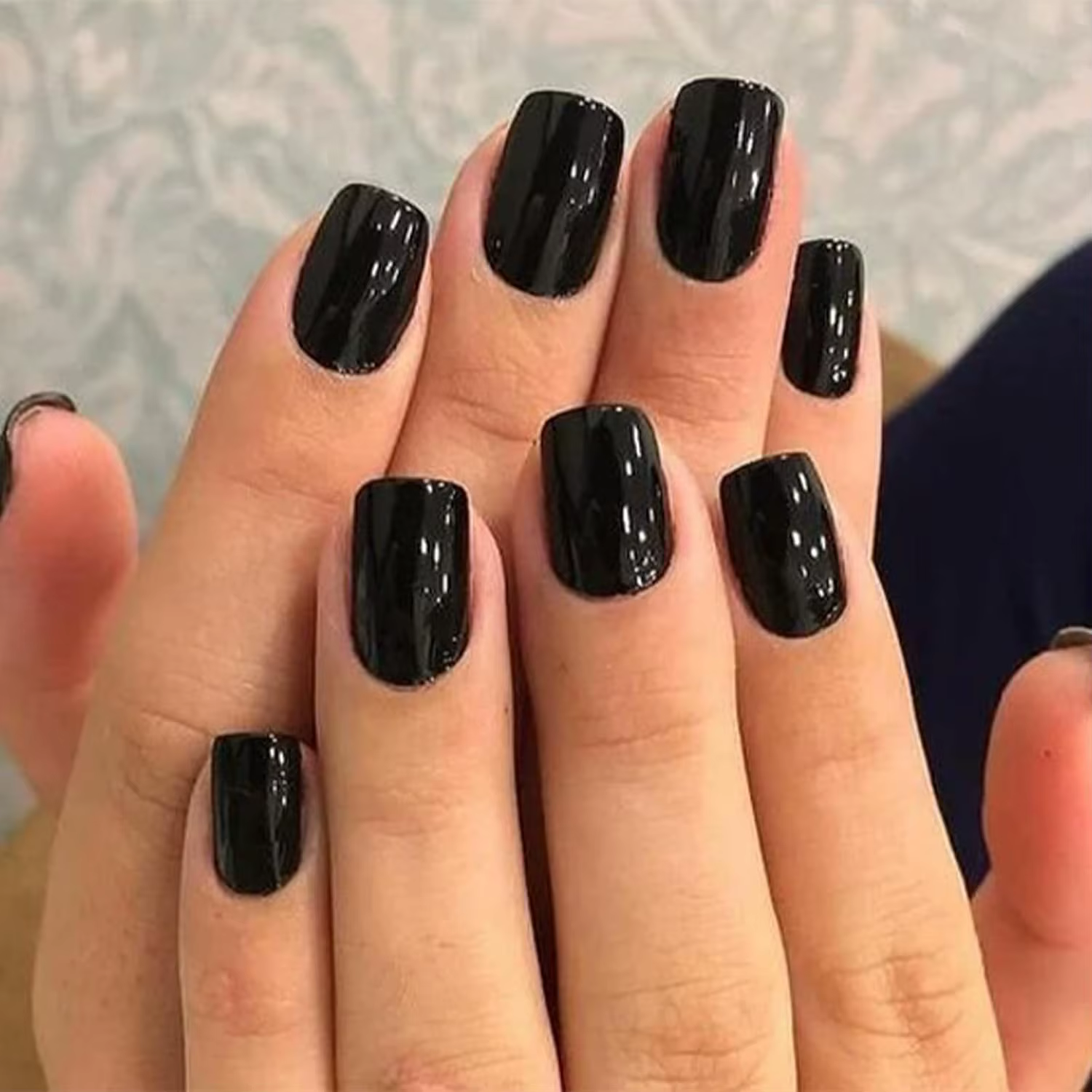 Améliorez instantané votre look avec un ensemble de faux ongles carrés courts noirs à couverture com