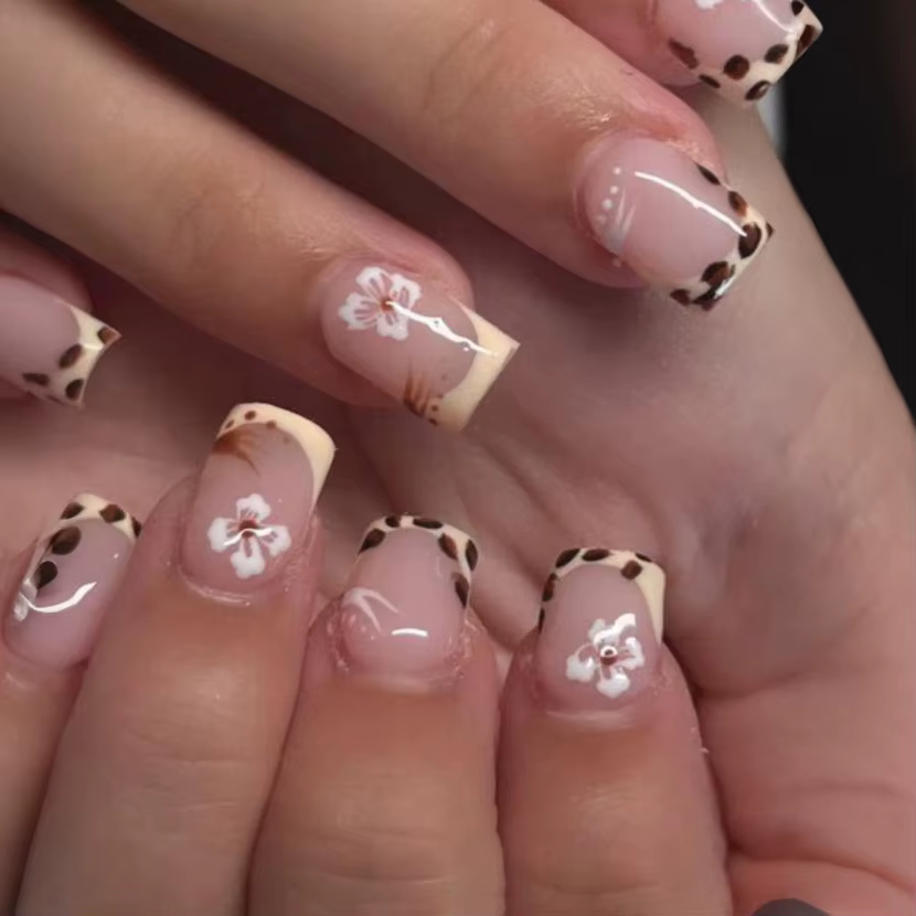 24 faux ongles courts carrés à presser avec motif floral simple pour femme, réutilisables, couvertur