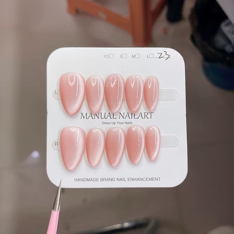 Ongles faits à la main en forme d'amande douce, avec finition scintillante œil de chat, pointes à pr