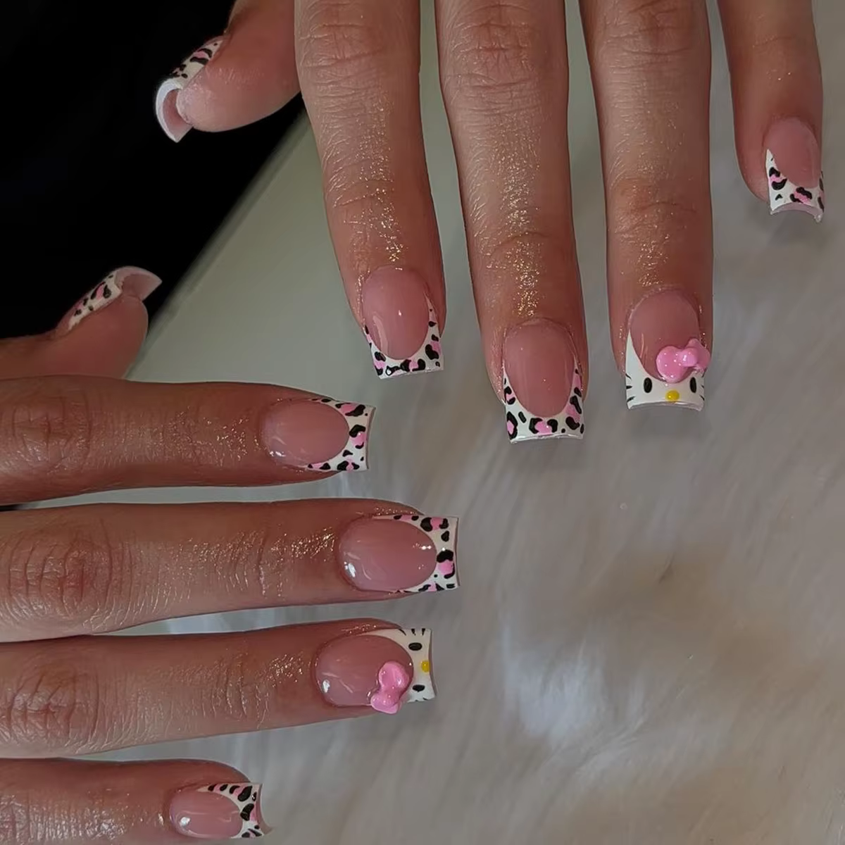 24 ongles carrés moyens rose français mignon dessin animé chat blanc amour camélia Patch pour ongles