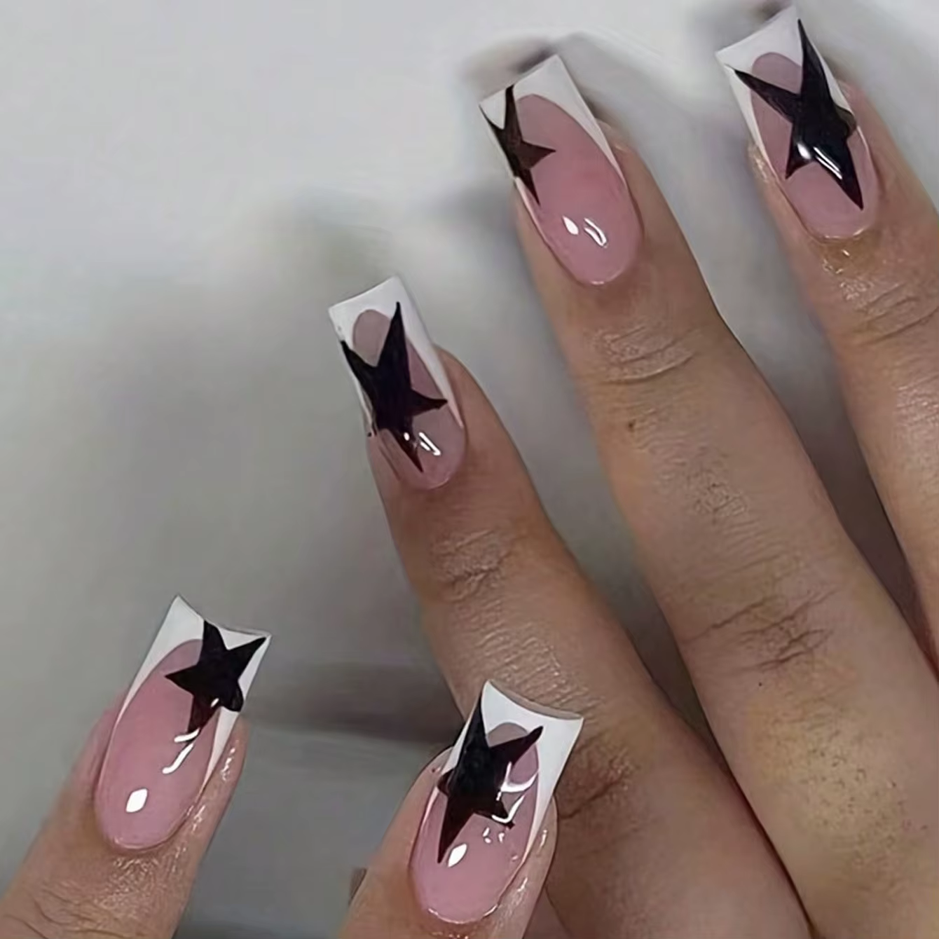 Faux ongles à pression en amande moyenne, pointes françaises blanches, avec motif étoile rouge à cin