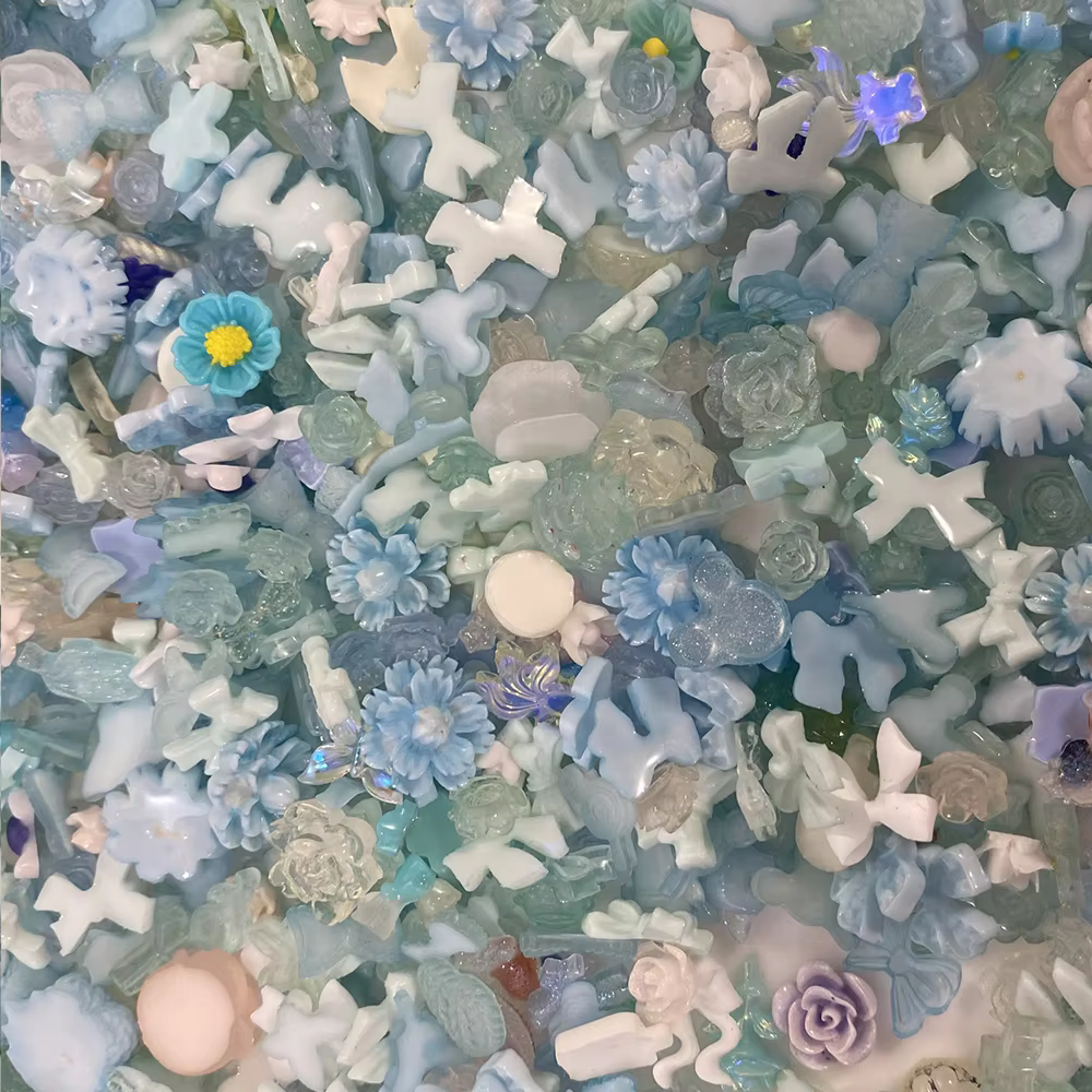 50 g/sac aléatoire bleu mixte arc/fleur Nail Art breloques 500-600 pièces résine camélia/Bowknot ong