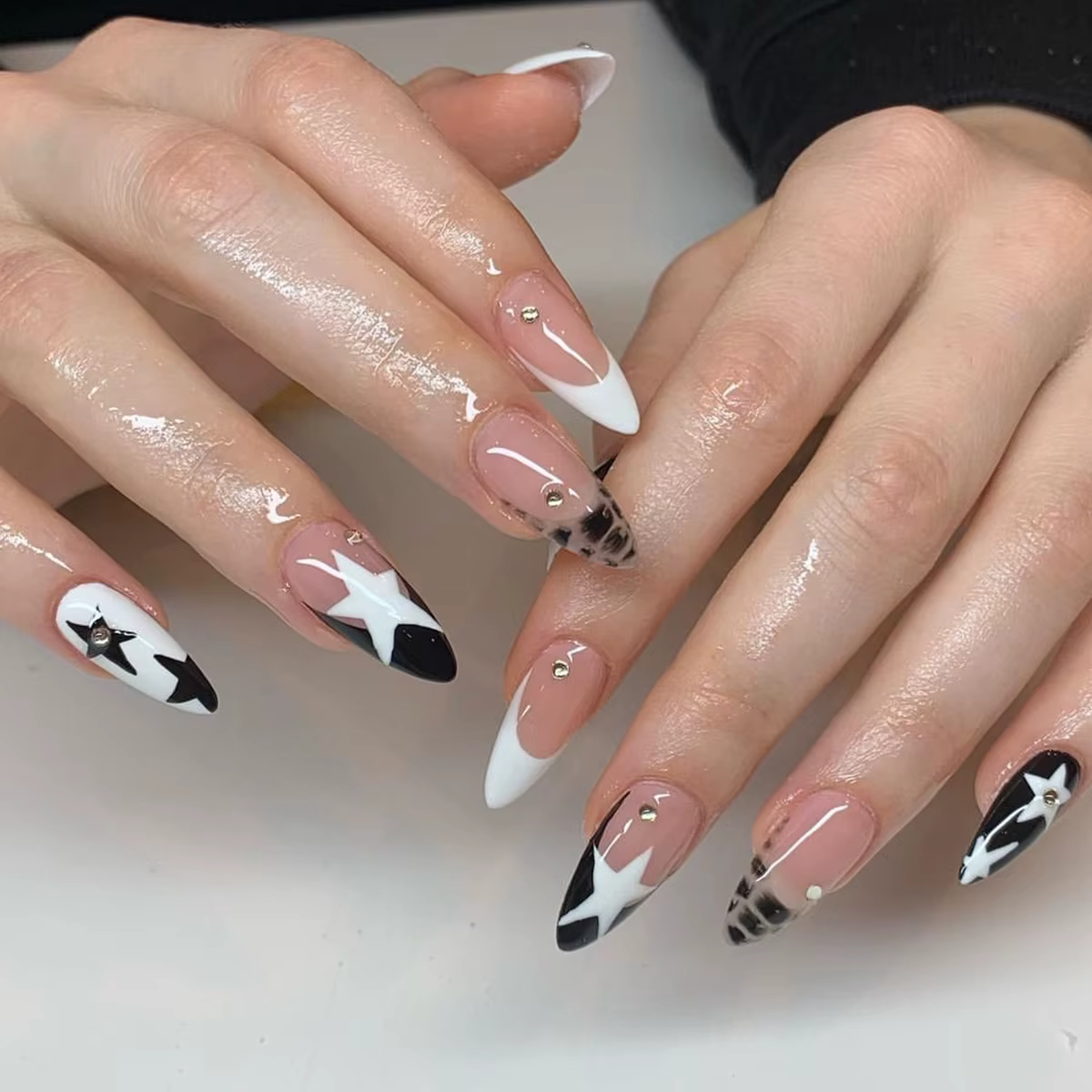 Faux ongles carrés courts Style Y2K, 24 pièces, pointes françaises blanches/noires, motifs étoiles e