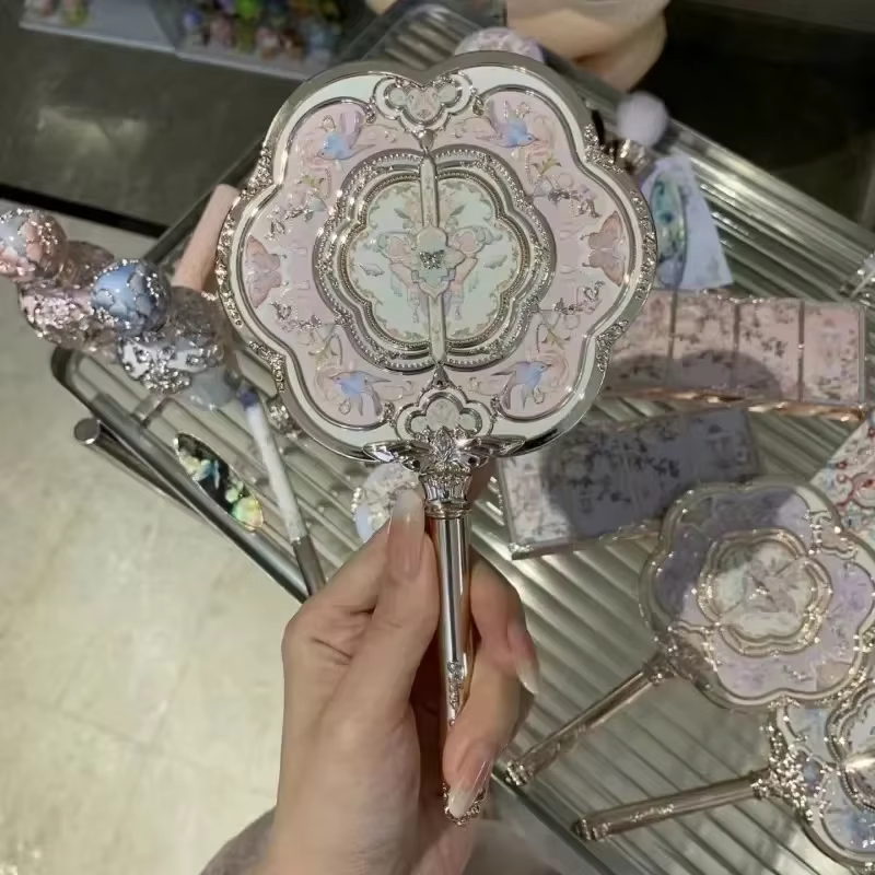 Fleur sait papillon nuage collier Collection miroir cosmétique main tenant miroir exquis soulagement