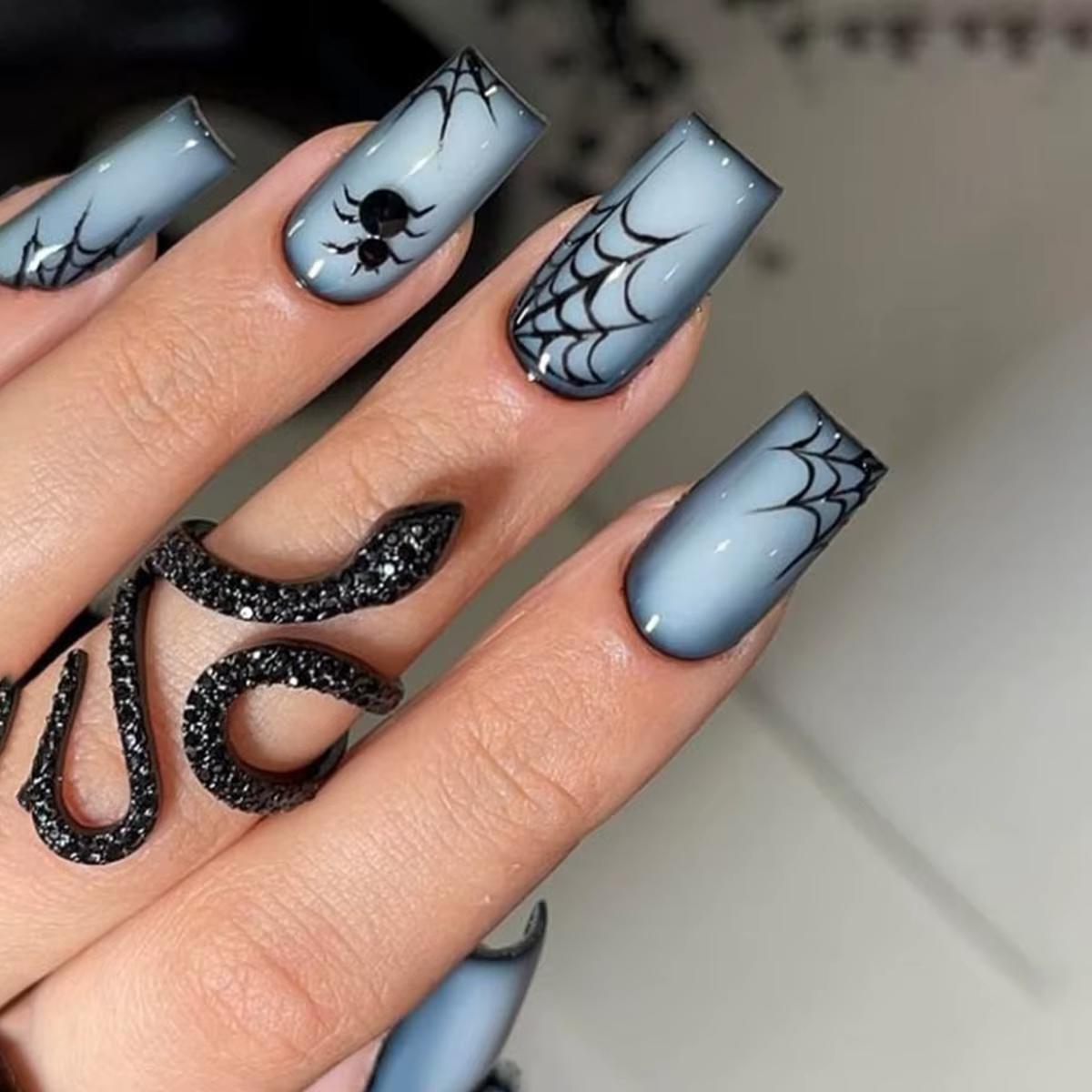 4 ensembles de faux ongles carrés mi-longs, 96/24 pièces, avec des dessins comprenant des araignées,