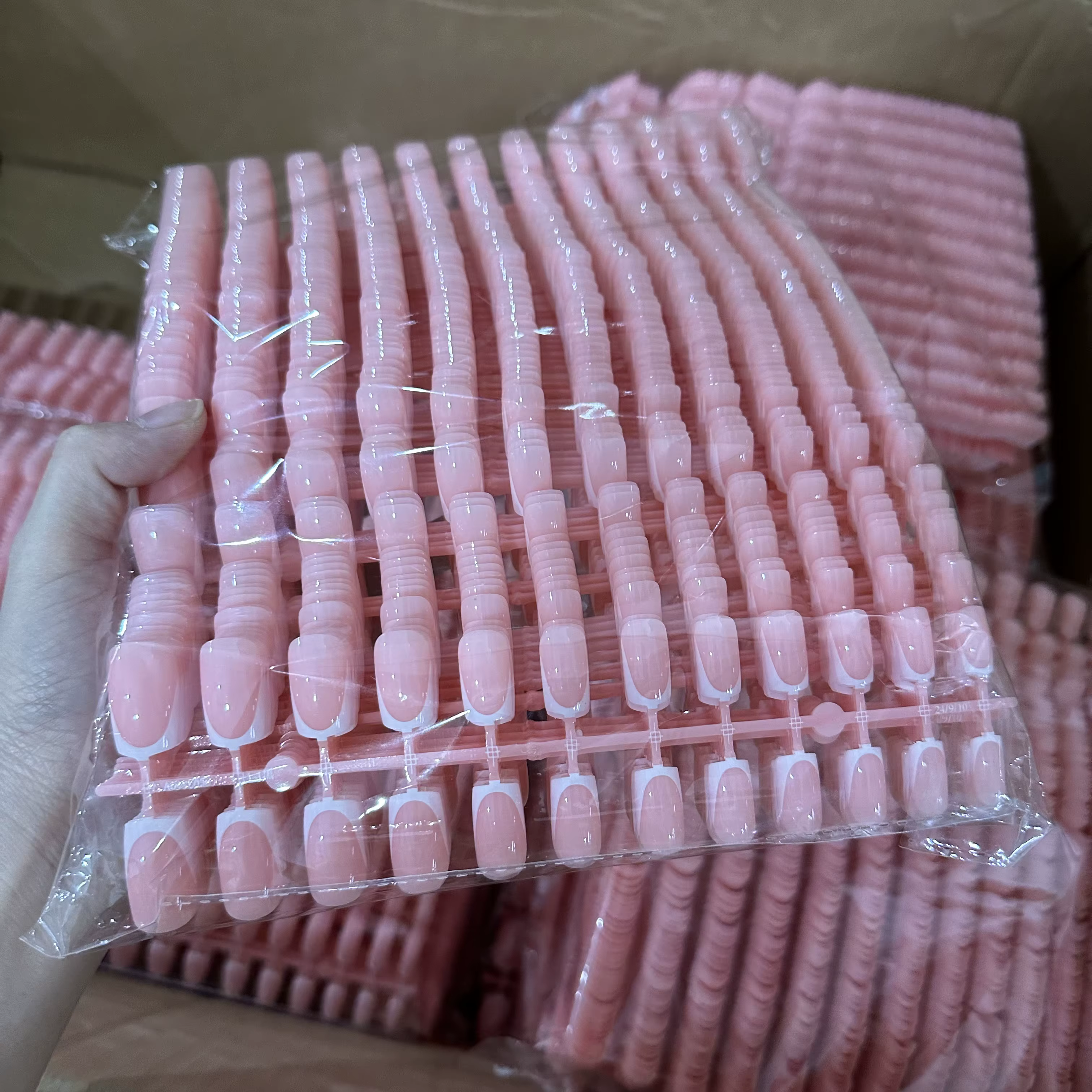Faux ongles français en forme de cercueil, courts et carrés, rose brillant, couverture complète, por