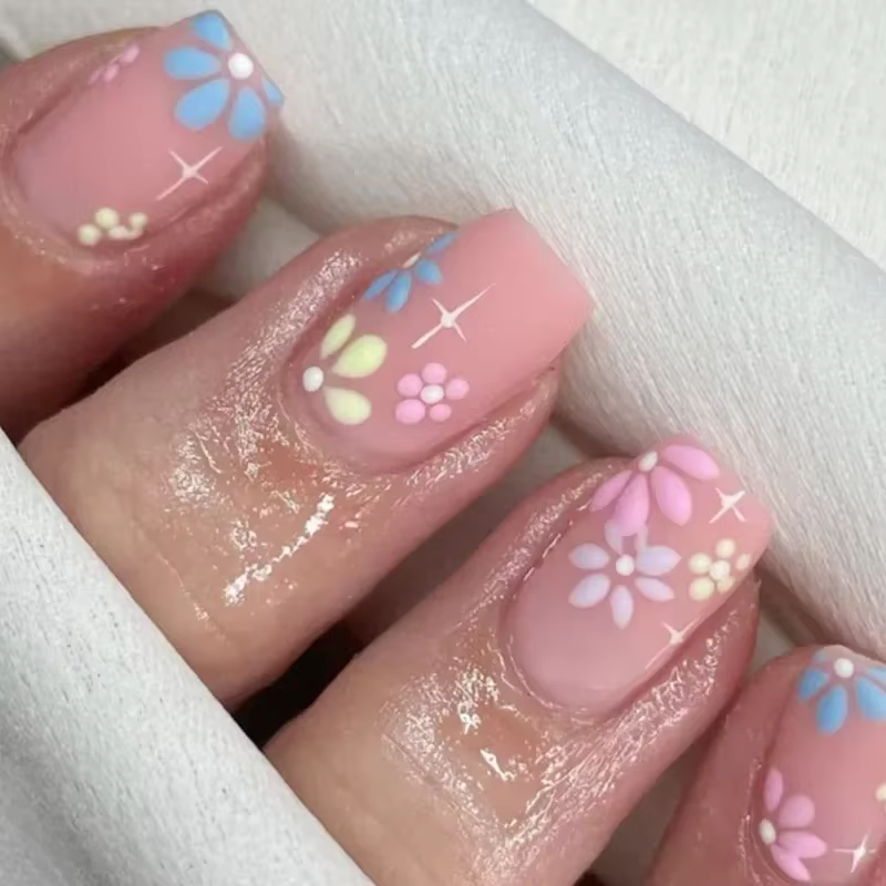 Faux ongles français courts et carrés simples, 24 pièces, à pression sur fleurs colorées, couverture