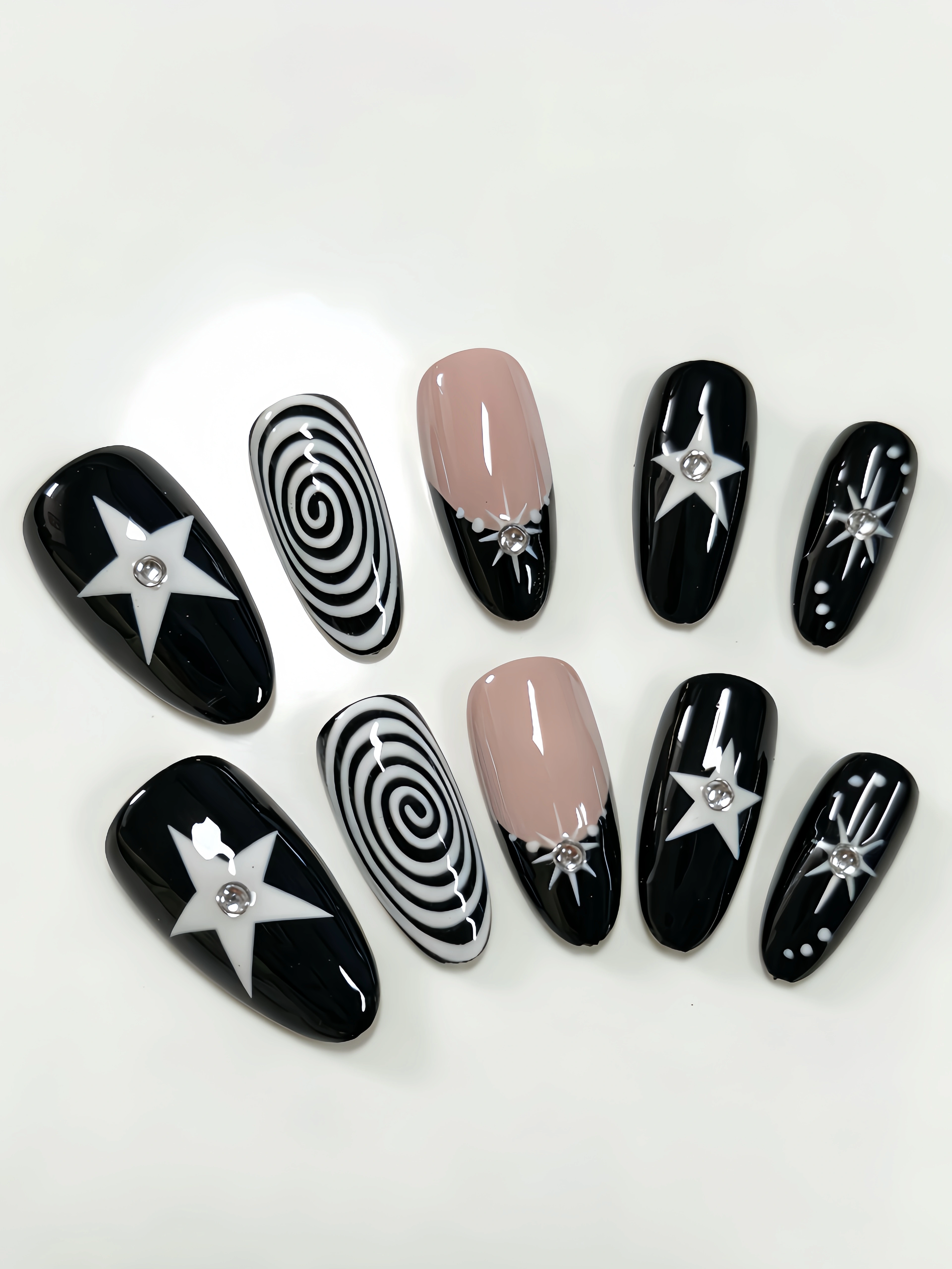 10 faux ongles de longueur moyenne en forme d'amande, aux couleurs principales noir et abricot nude,