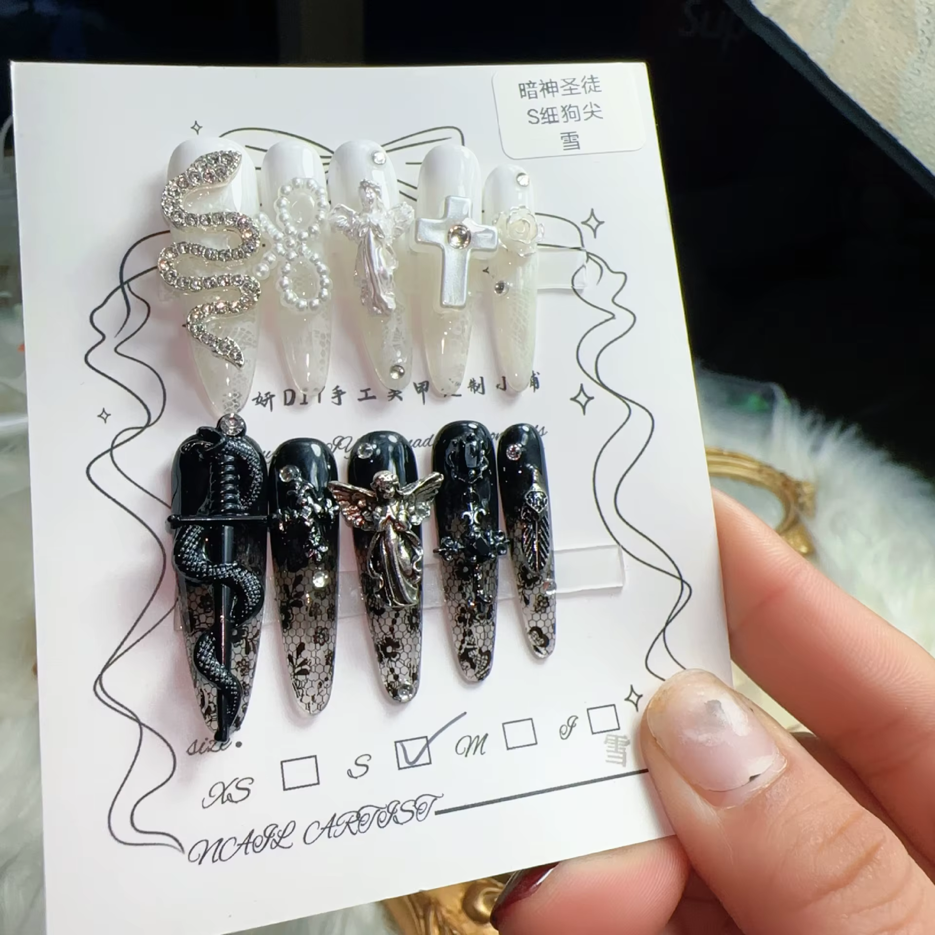 Ensemble de faux ongles gothiques foncés de luxe, faux ongles en résine avec symboles religieux et s