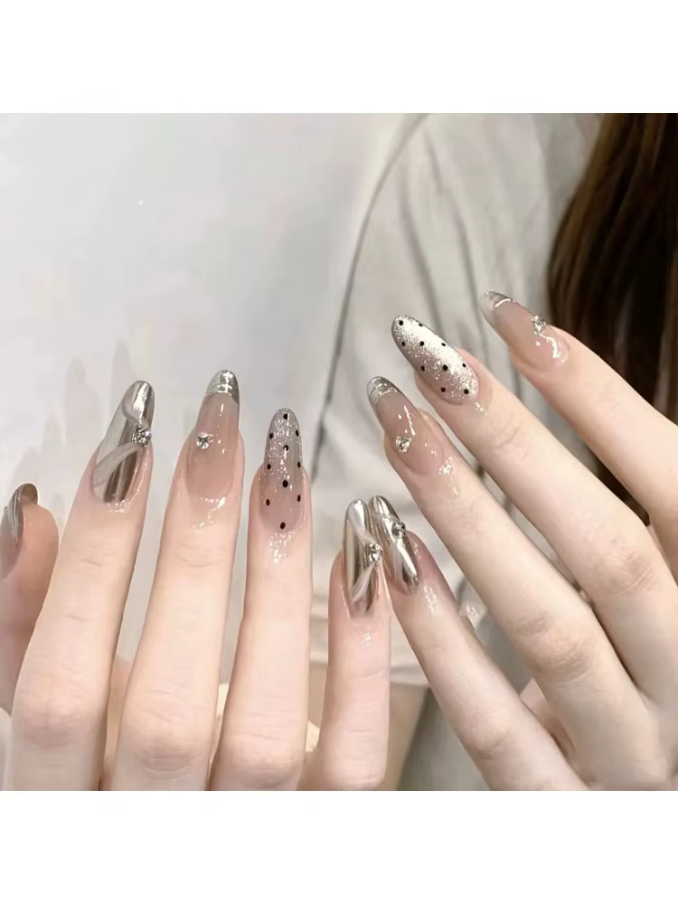 Plaque à ongles de haute qualité à pois et rubans, style à porter avec des points courts en diamant,
