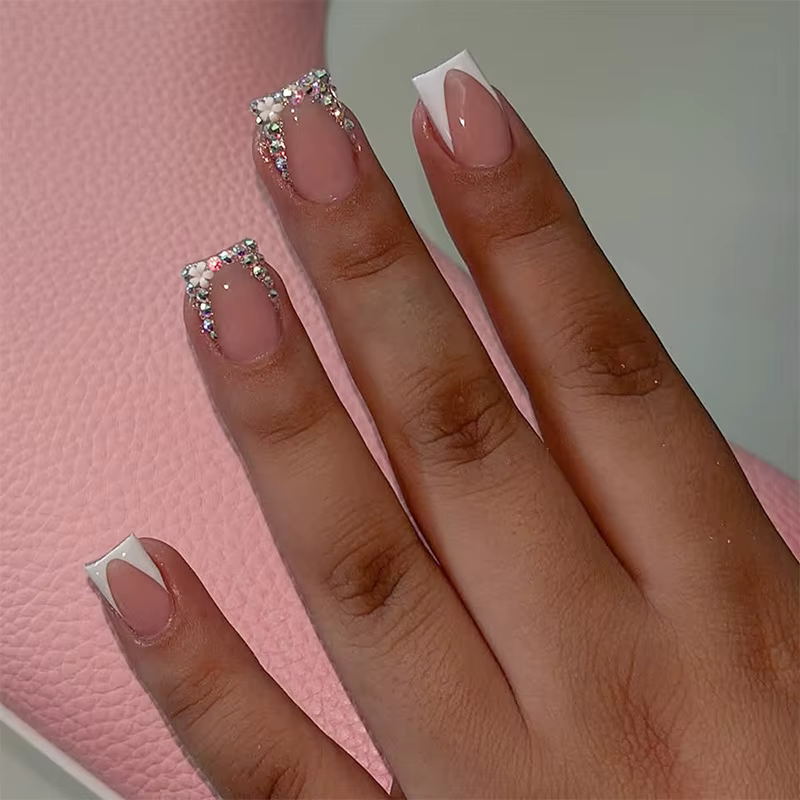 24 faux ongles courts carrés, style français, avec fleurs 3D, à porter, couvrance totale, pointes à 