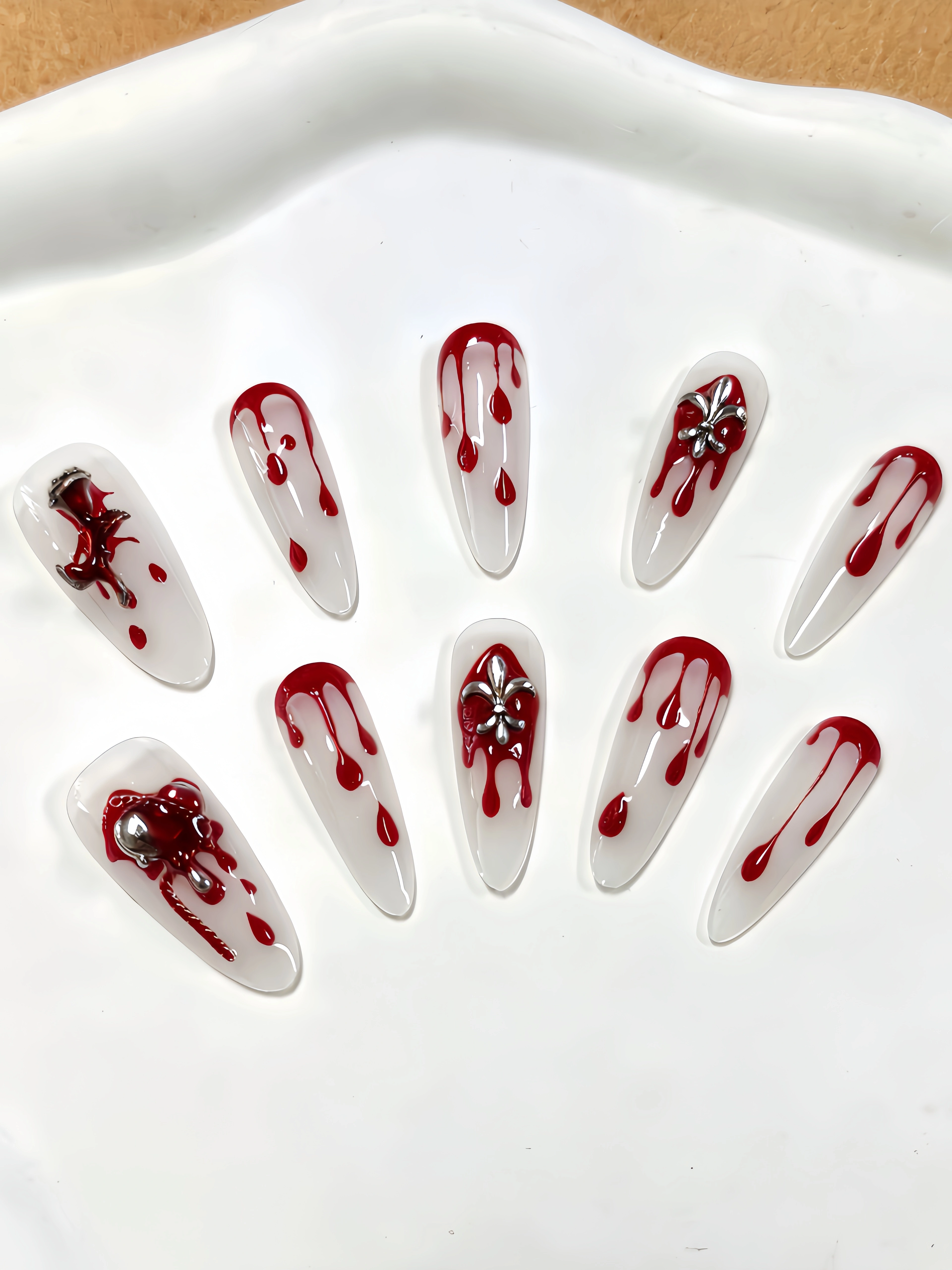 10 faux ongles longs en forme de goutte d'eau, avec une base de couleur blanc laiteux, ornés de déco