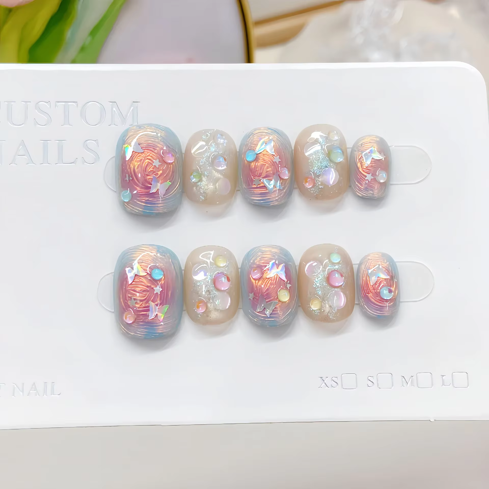 Clous à pression faits à la main avec motif papillon magique, tourbillons vibrants, forme carrée cou