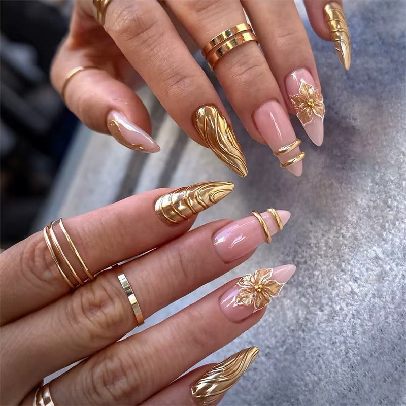 24 pièces de luxe or 3D presse florale sur les ongles amande vague métallique faux ongles rose nu or