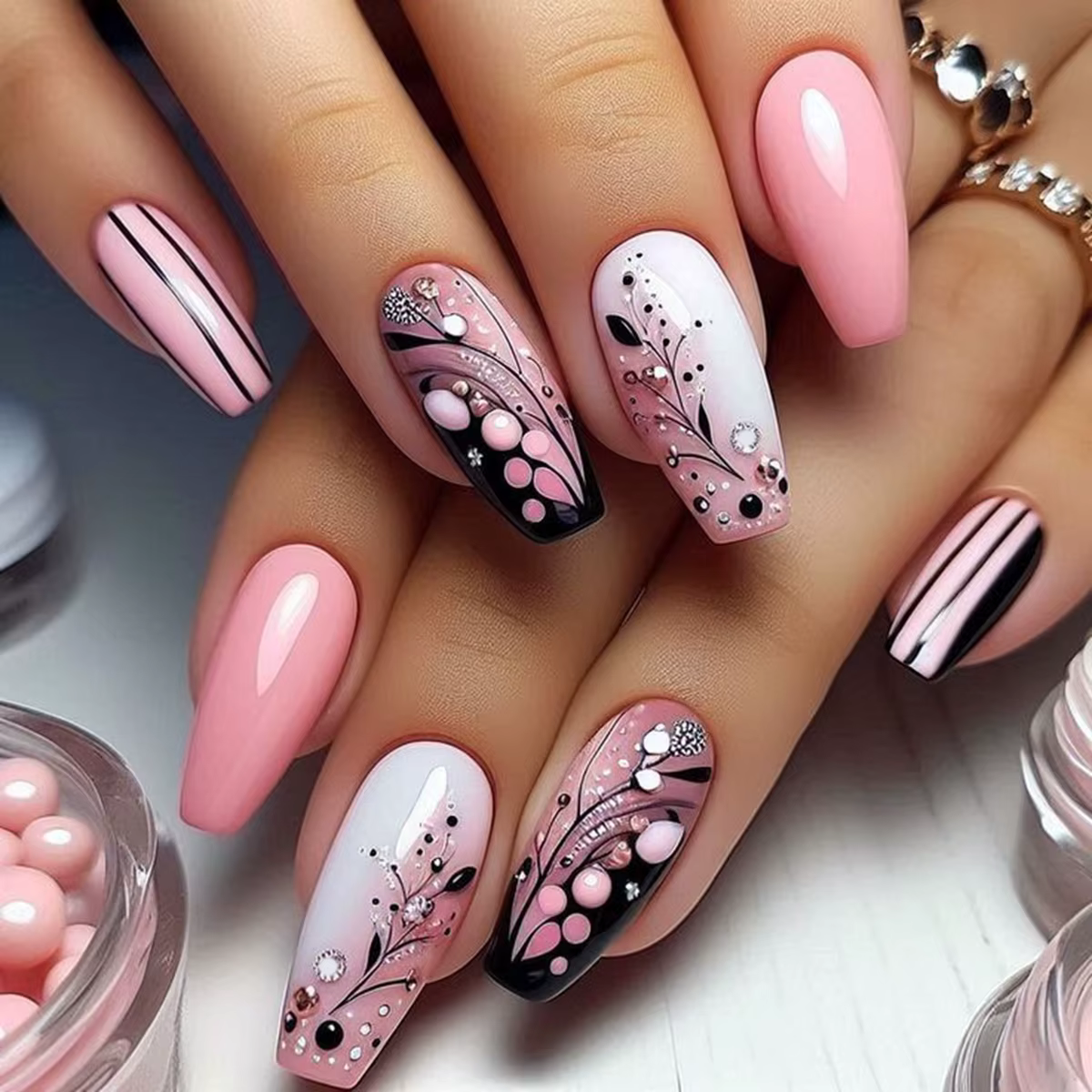 Un ensemble complet de 24 faux ongles longs de ballet conçus avec des morceaux d'ongles roses et des