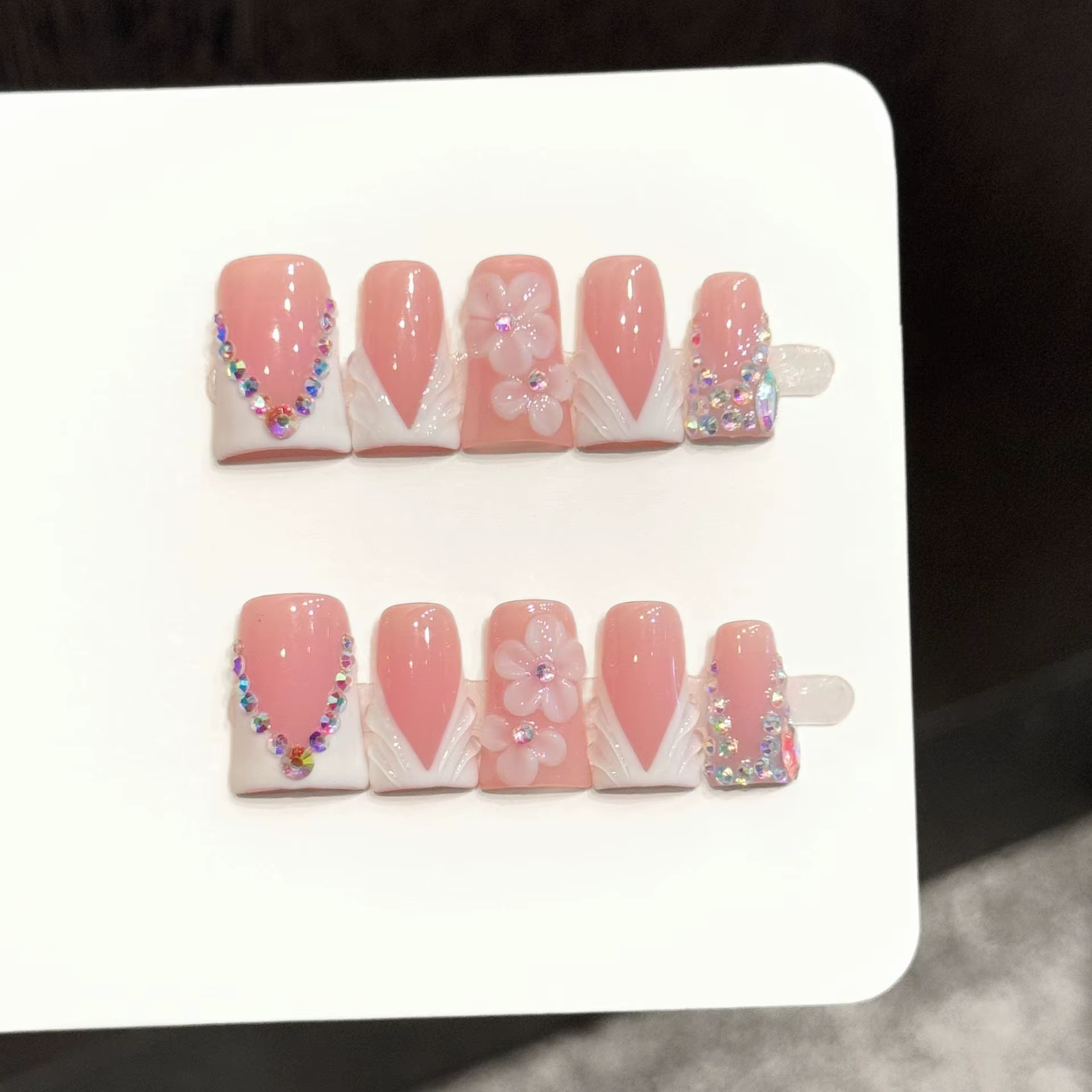 10 faux ongles faits à la main en forme de canard, rose et blanc contrastés, fleurs 3D et diamants c
