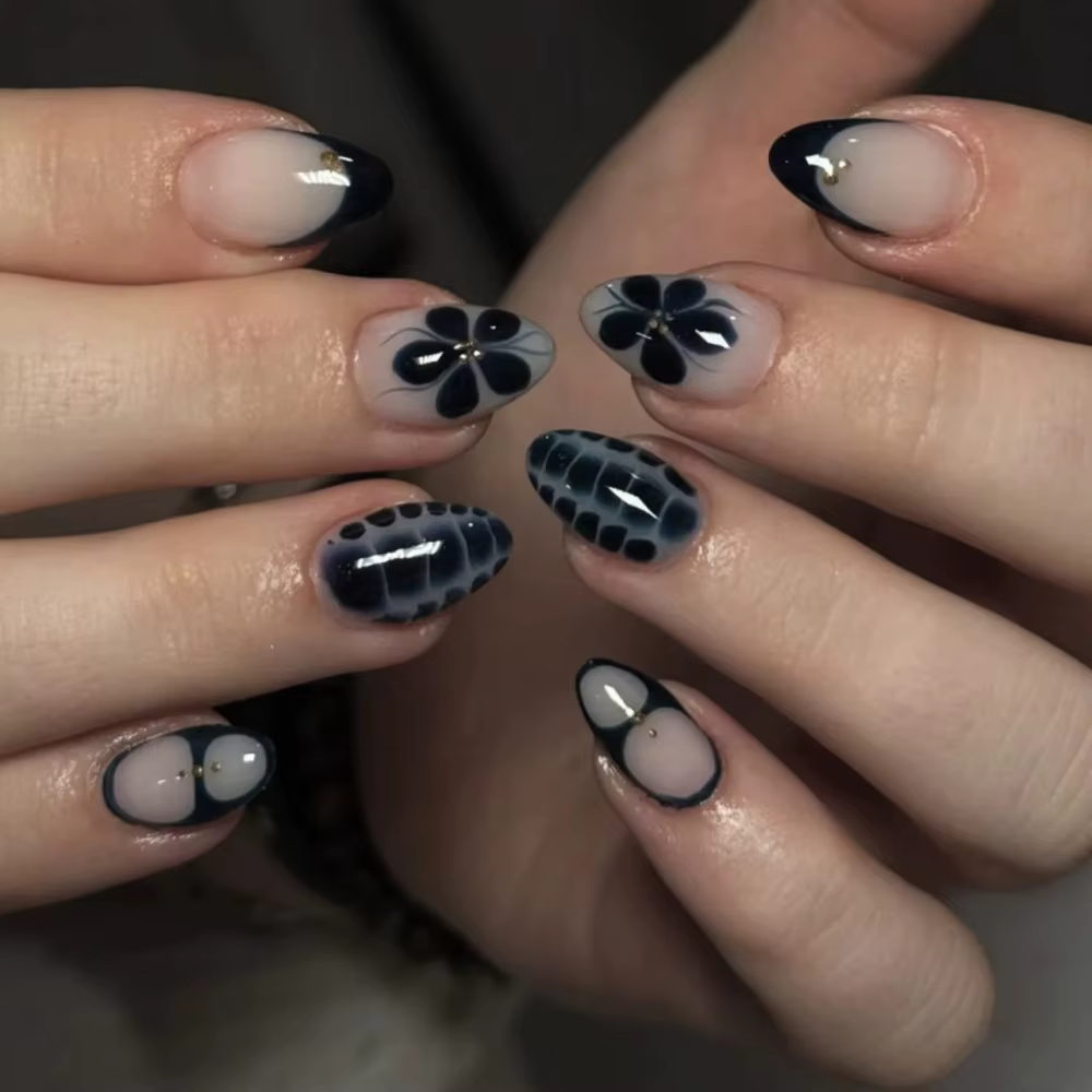 24 faux ongles à presser roses brillants en forme d'amande courte, avec rayures dorées et effet blus