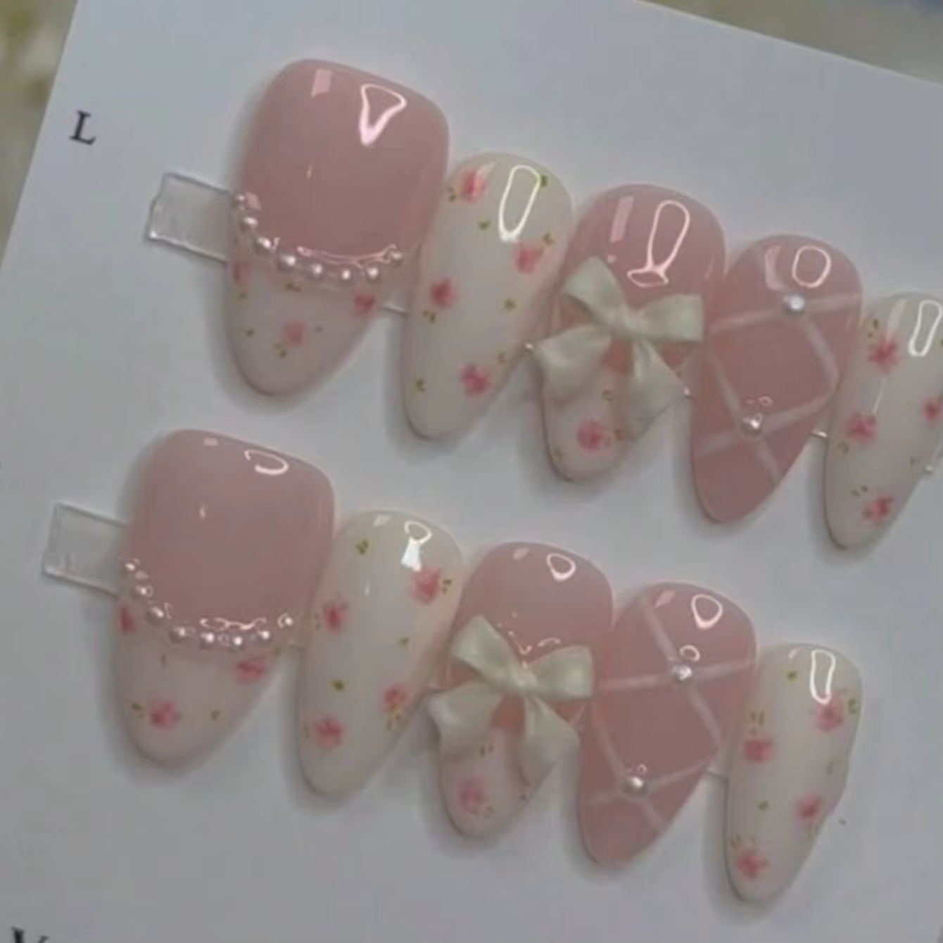 10 pièces de faux ongles à presser faits main, courts, en amande, style français, avec perles floral