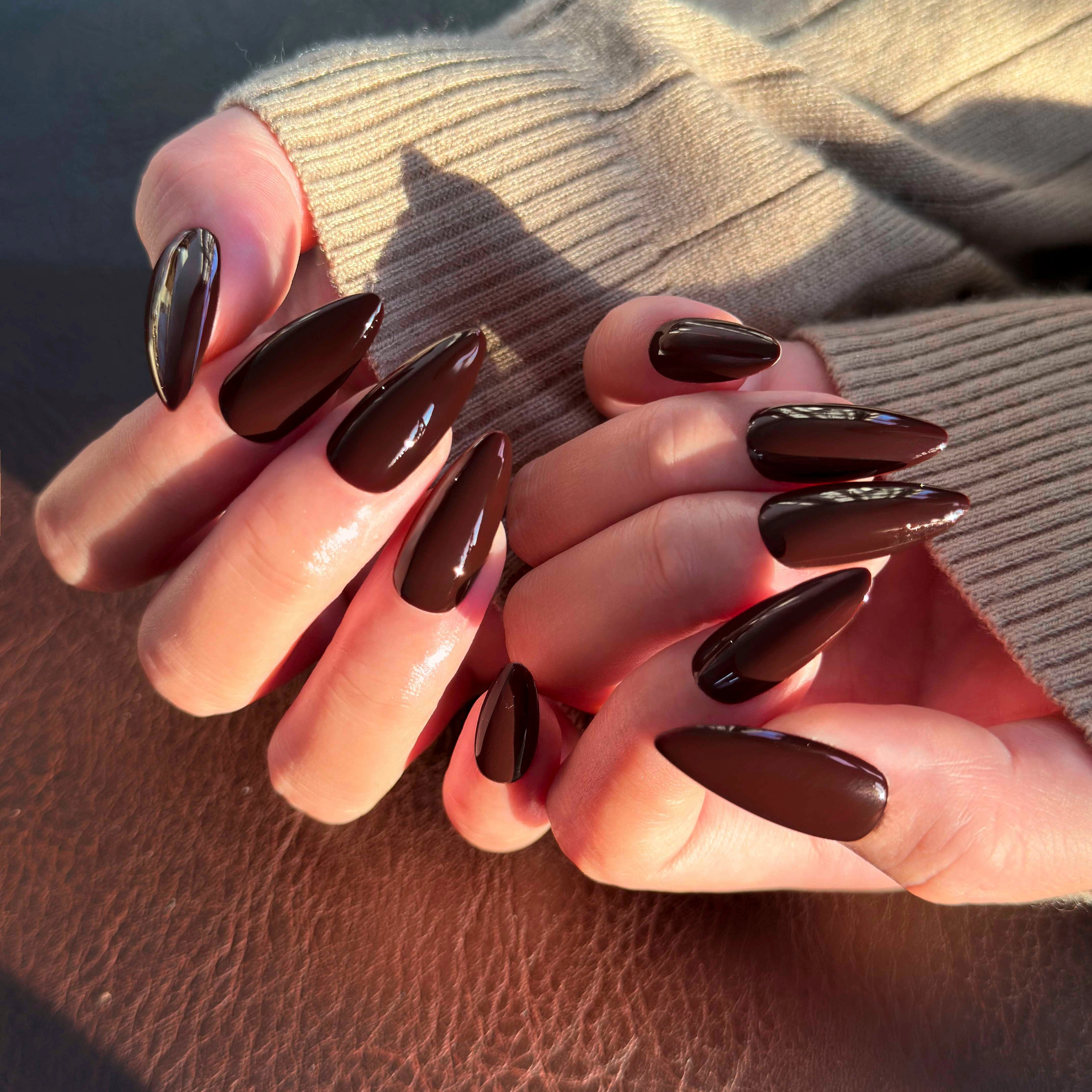 Presse à amande faite à la main sur faux ongles, ongles doux de couleur unie, designs d'ongles simpl
