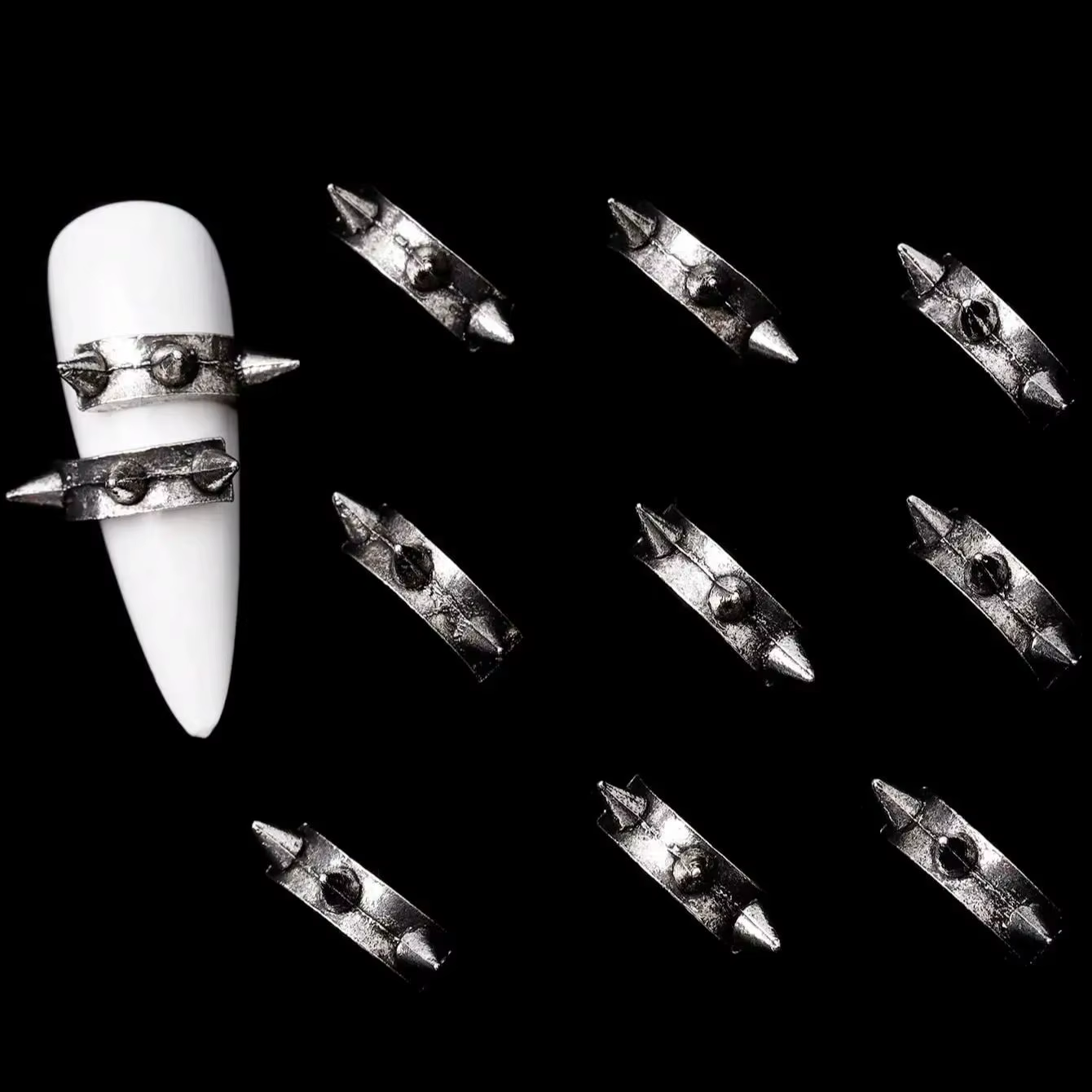 30 pièces nouveau foncé et Cool Y2K Punk Style métal lourd rétro Rivet alliage Nail Art accessoires avec breloque Design artistique