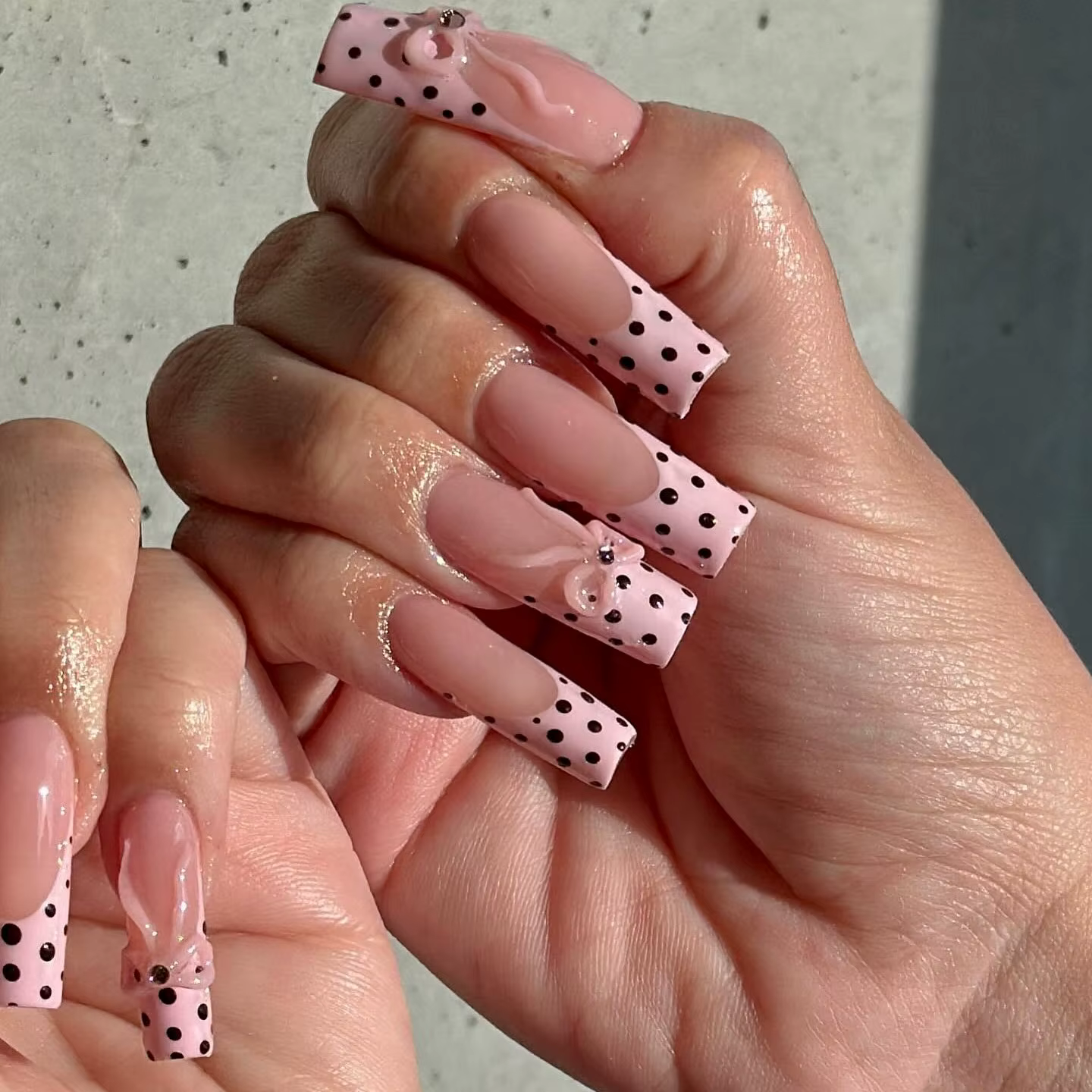 Faux ongles à pois roses