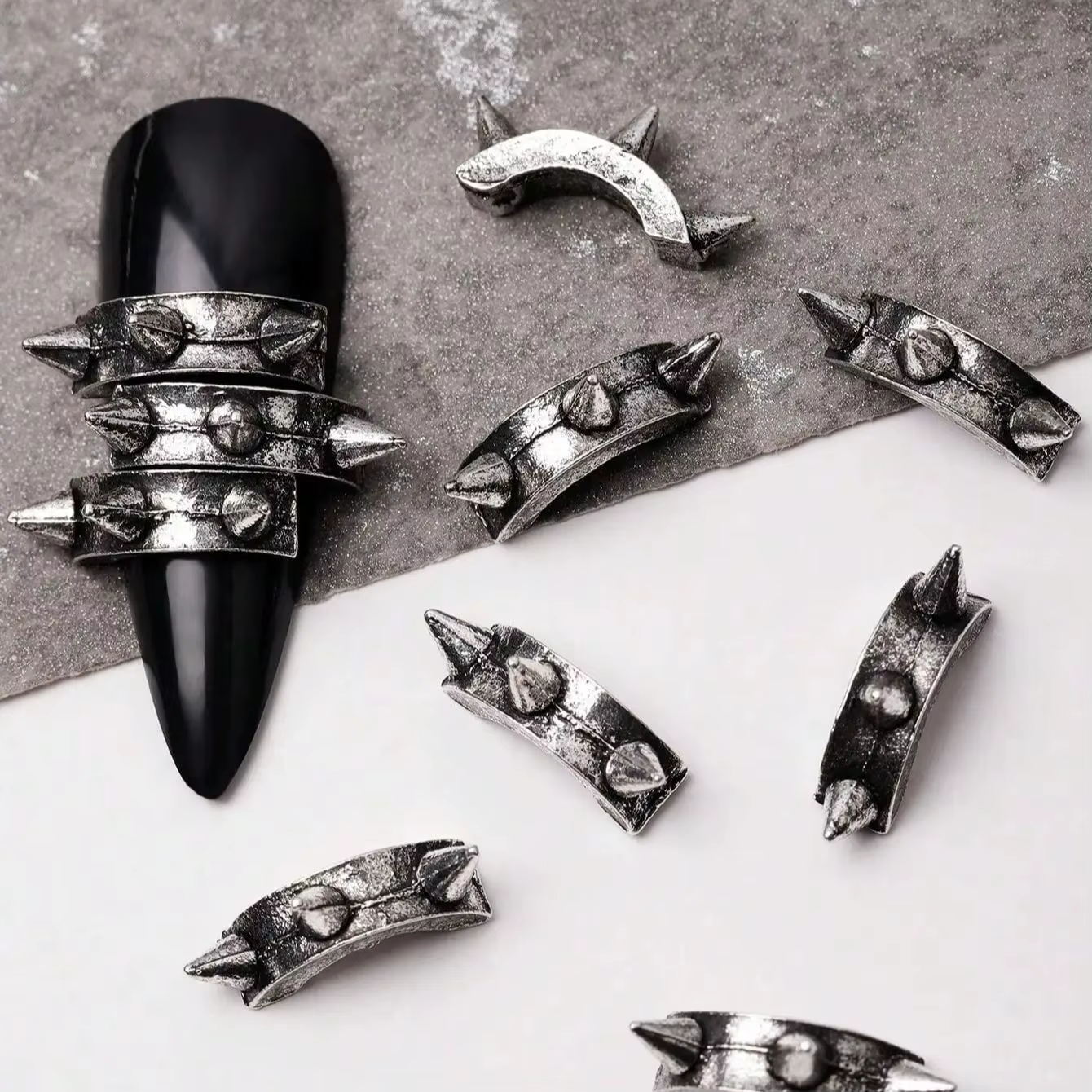 30 pièces nouveau foncé et Cool Y2K Punk Style métal lourd rétro Rivet alliage Nail Art accessoires avec breloque Design artistique