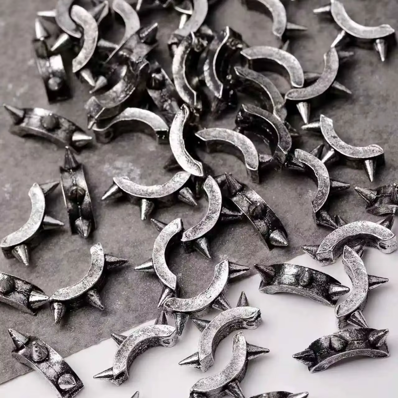 30 pièces nouveau foncé et Cool Y2K Punk Style métal lourd rétro Rivet alliage Nail Art accessoires avec breloque Design artistique