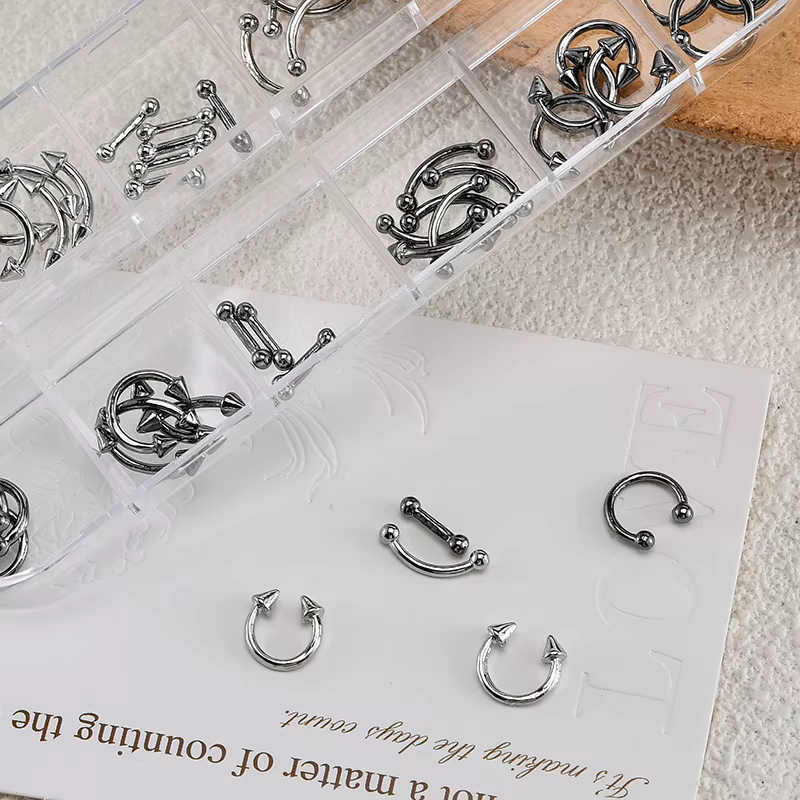 Ensemble de breloques pour ongles gothiques argentées - Décorations 3D en métal pour nail art avec croix