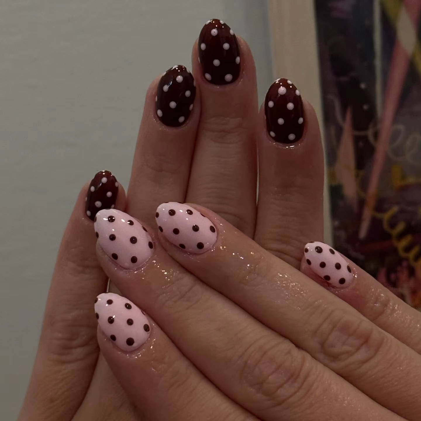 Faux ongles à pois rose et marron