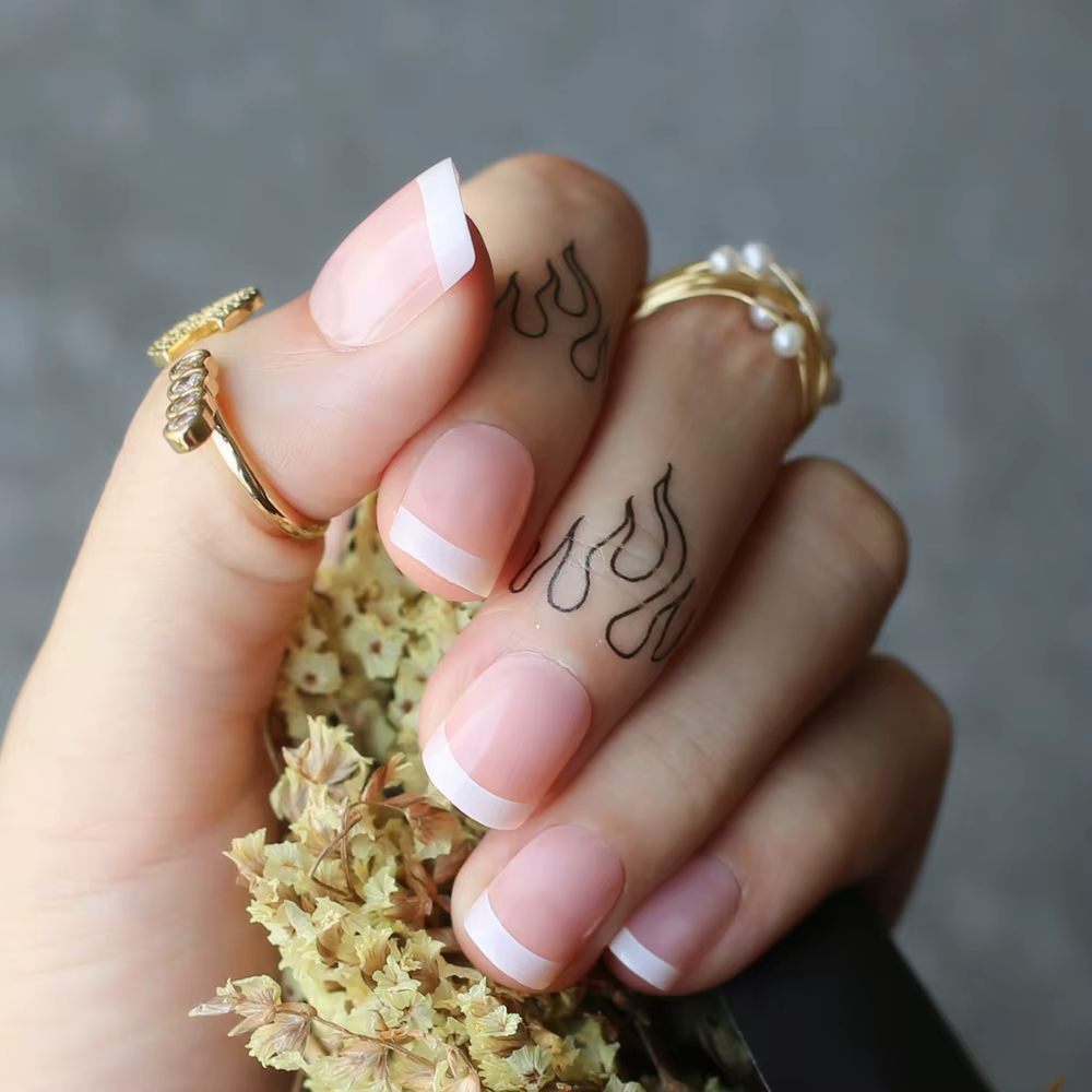 Faux ongles français carrés courts