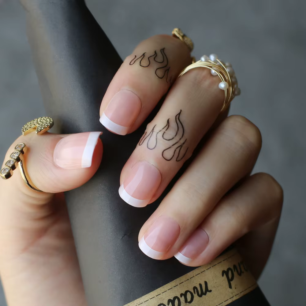 Faux ongles français carrés courts