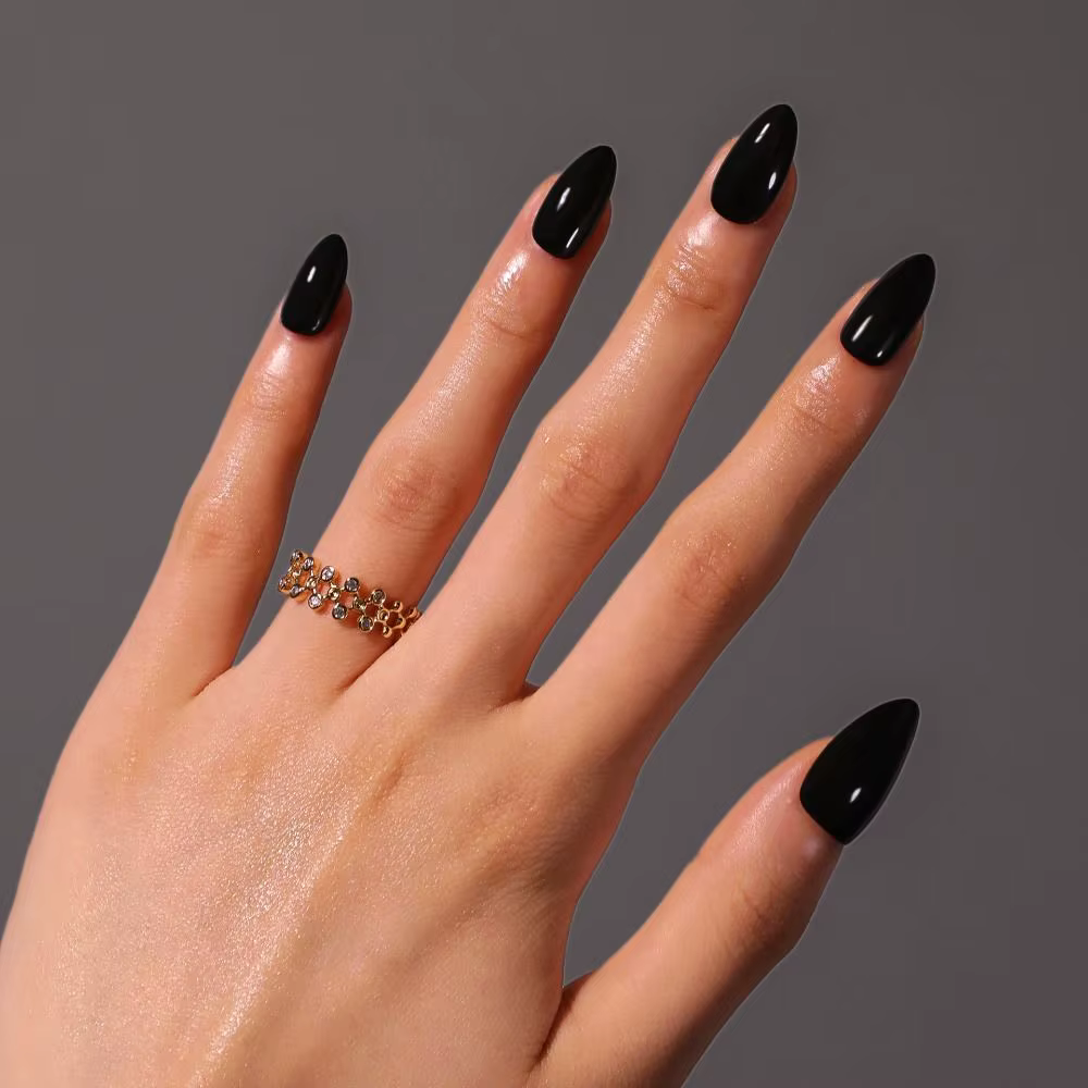 Faux ongles longs en amande pour manucure