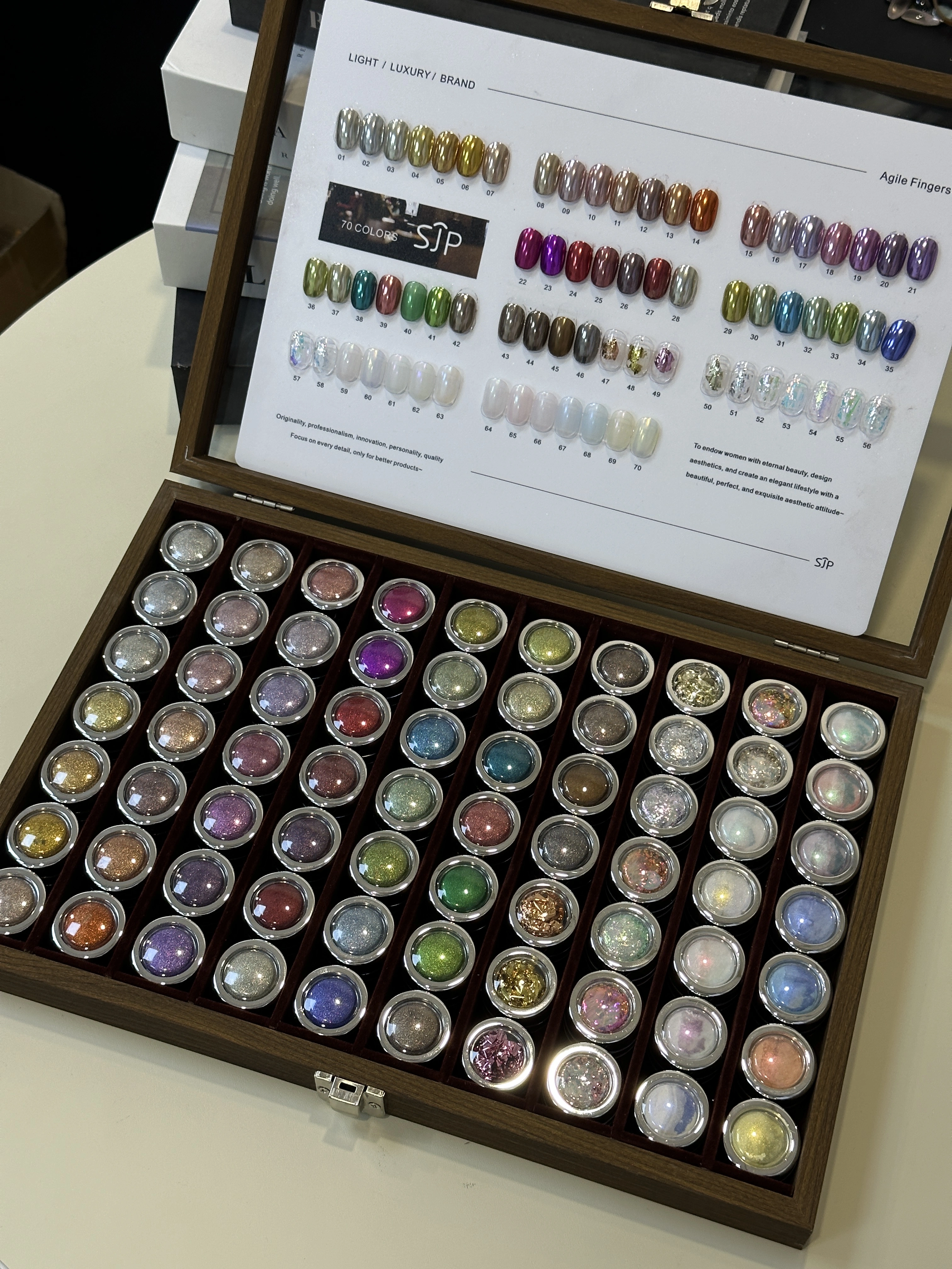 Ensemble de nail art rose opale de 70 couleurs comprenant des nuanciers et une boîte de rangement. Il offre des options