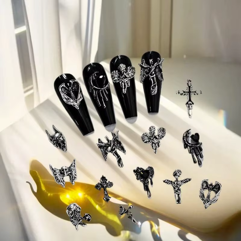 Breloques pour nail art en forme de croix vintage inspirées de 1.Y2K dans une décoration en métal à 12 grilles