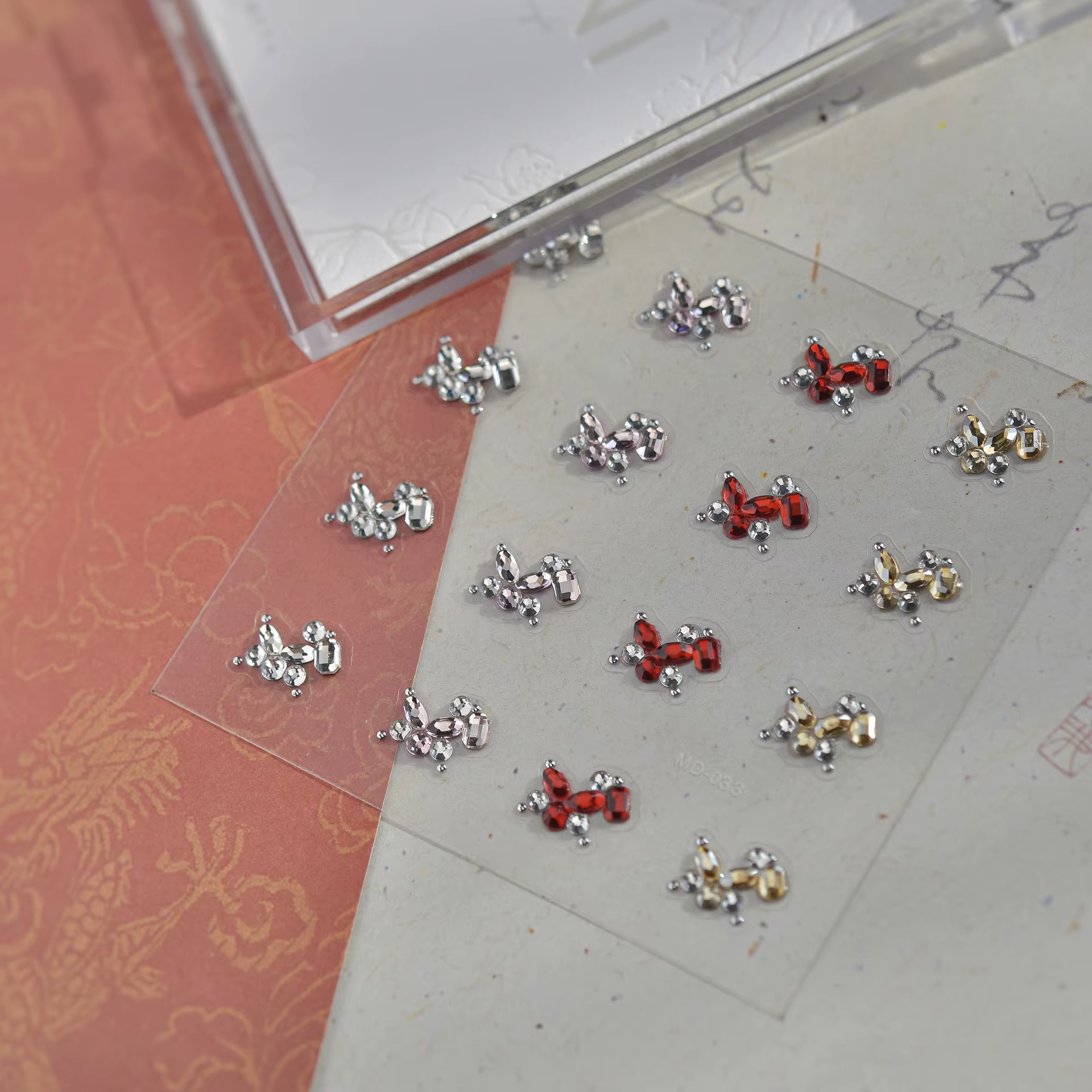 Bijoux pour ongles en diamant avec des bords incrustés de diamants
