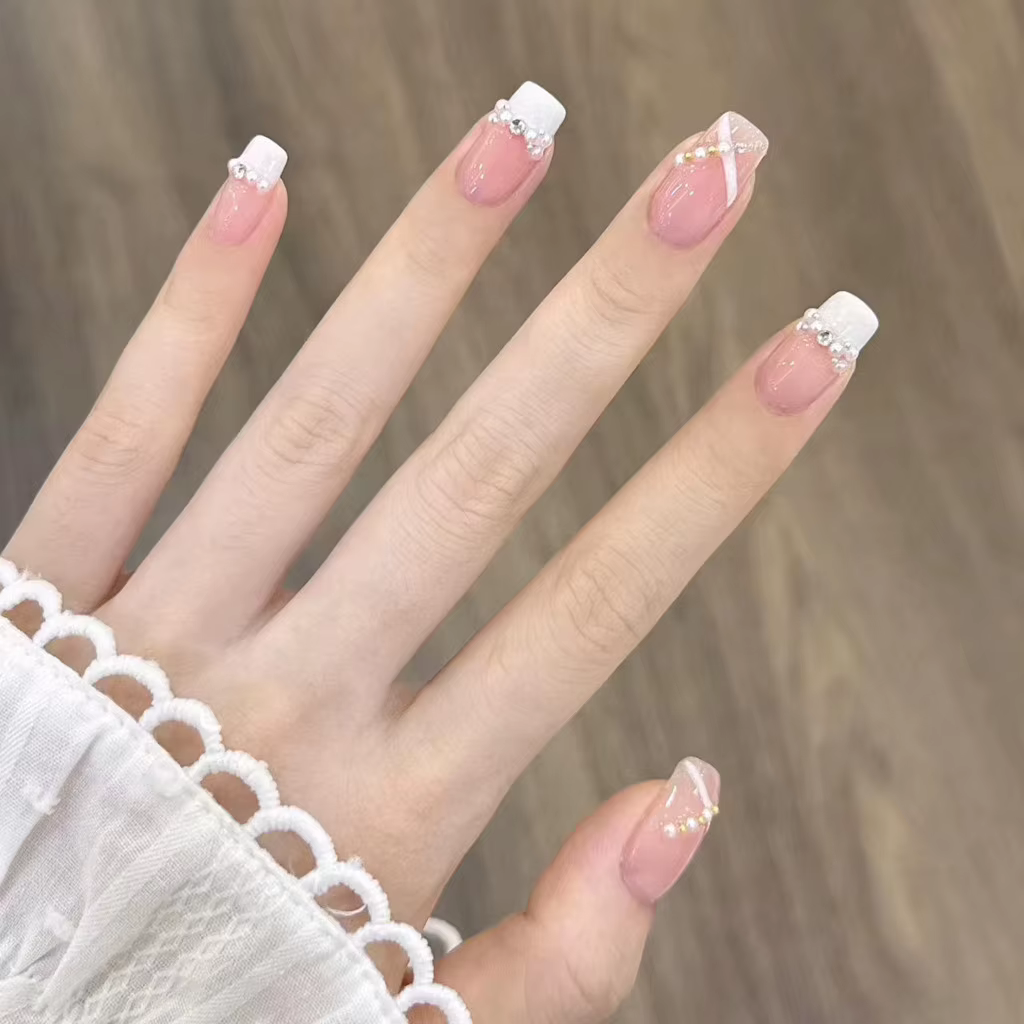 Doux français à la main porter des ongles Niche minimaliste moyen Nail Art patchs croix perle queue de poisson faux