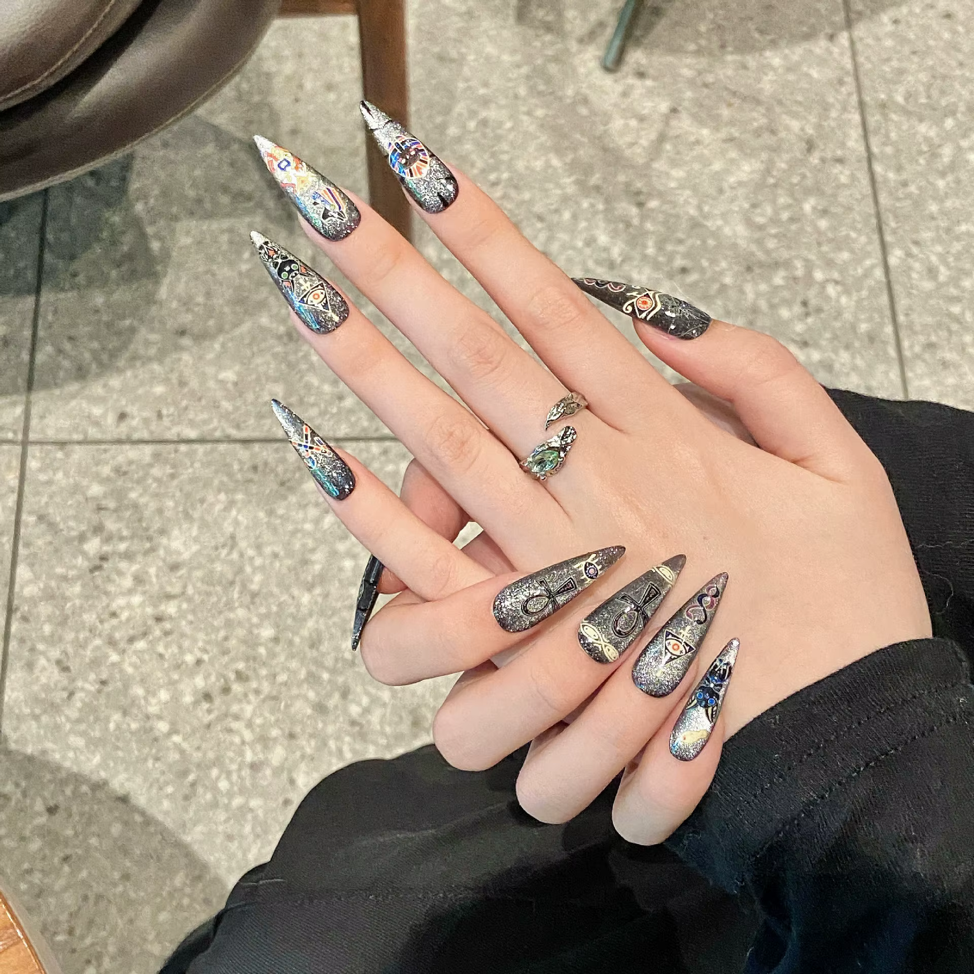 Presse à la main sur les ongles chat égyptien pharaon mignon faux