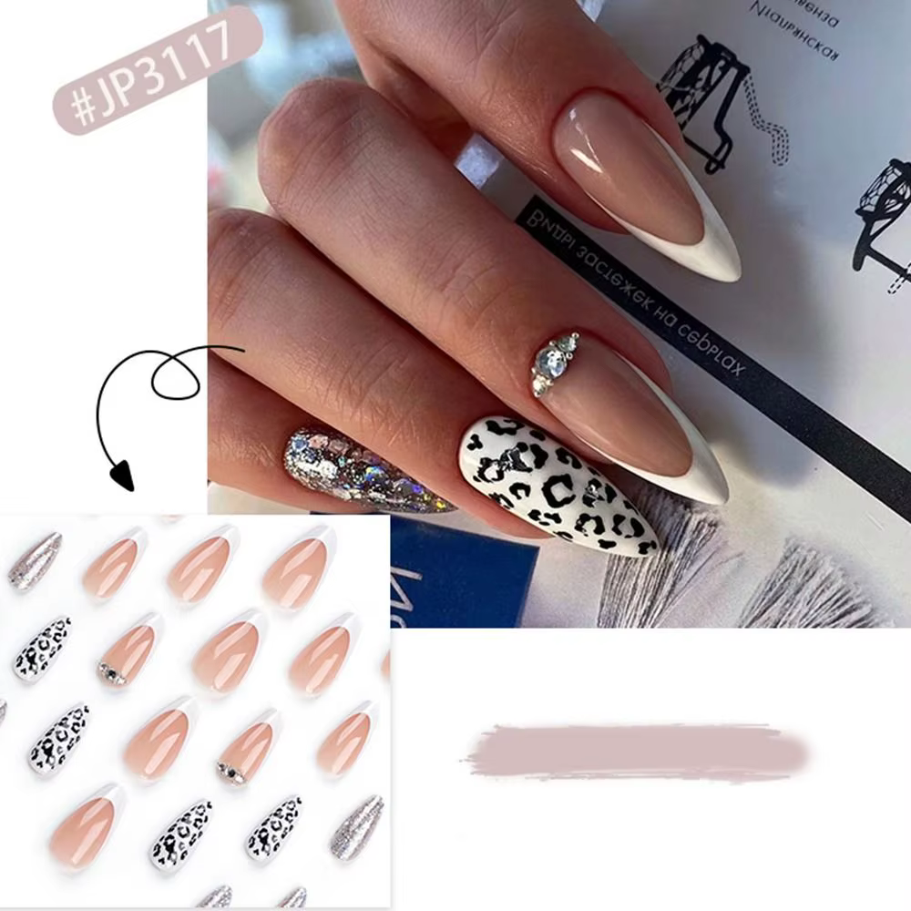Faux ongles longs en amande pour manucure