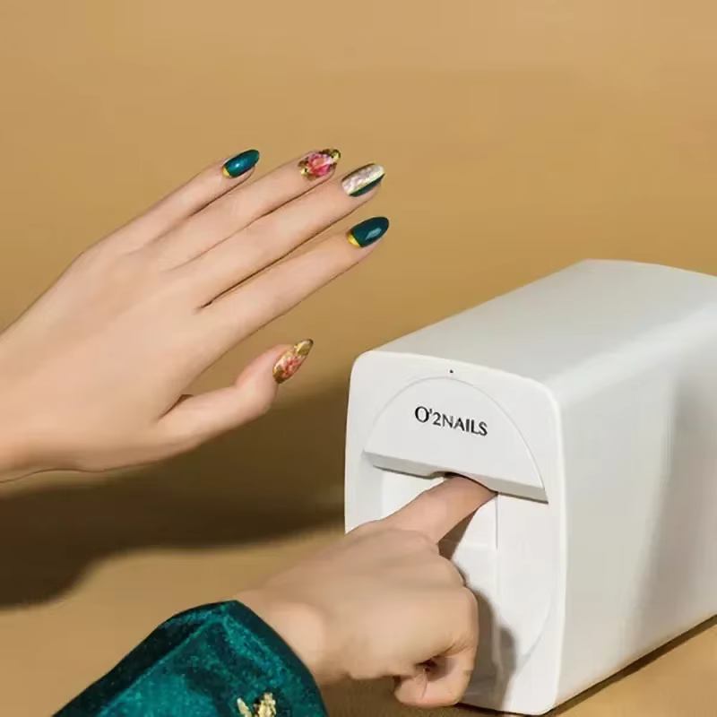 Imprimante à ongles 3D sans fil : concevez et imprimez via une application mobile avec une qualité HD 2400 DPI. Votre salon personnel à domicile pour une création de nail art sans fin.