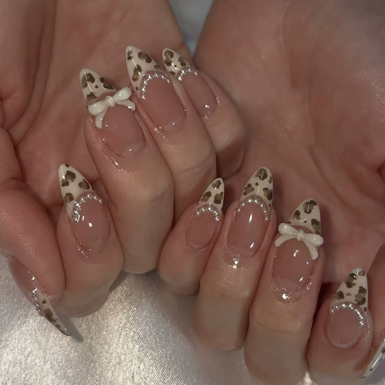 24 pièces imprimé léopard amande faux ongles à pression avec Mini fleur acrylique