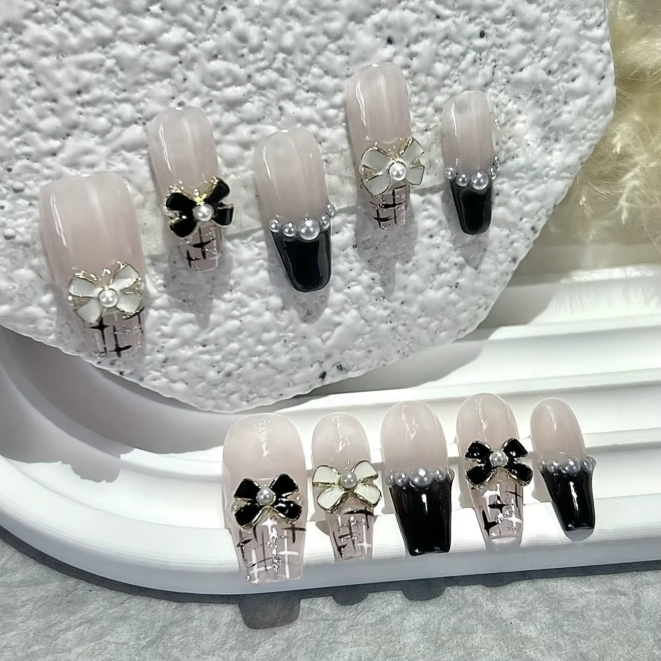 Faux ongles de luxe avec nœud en perles