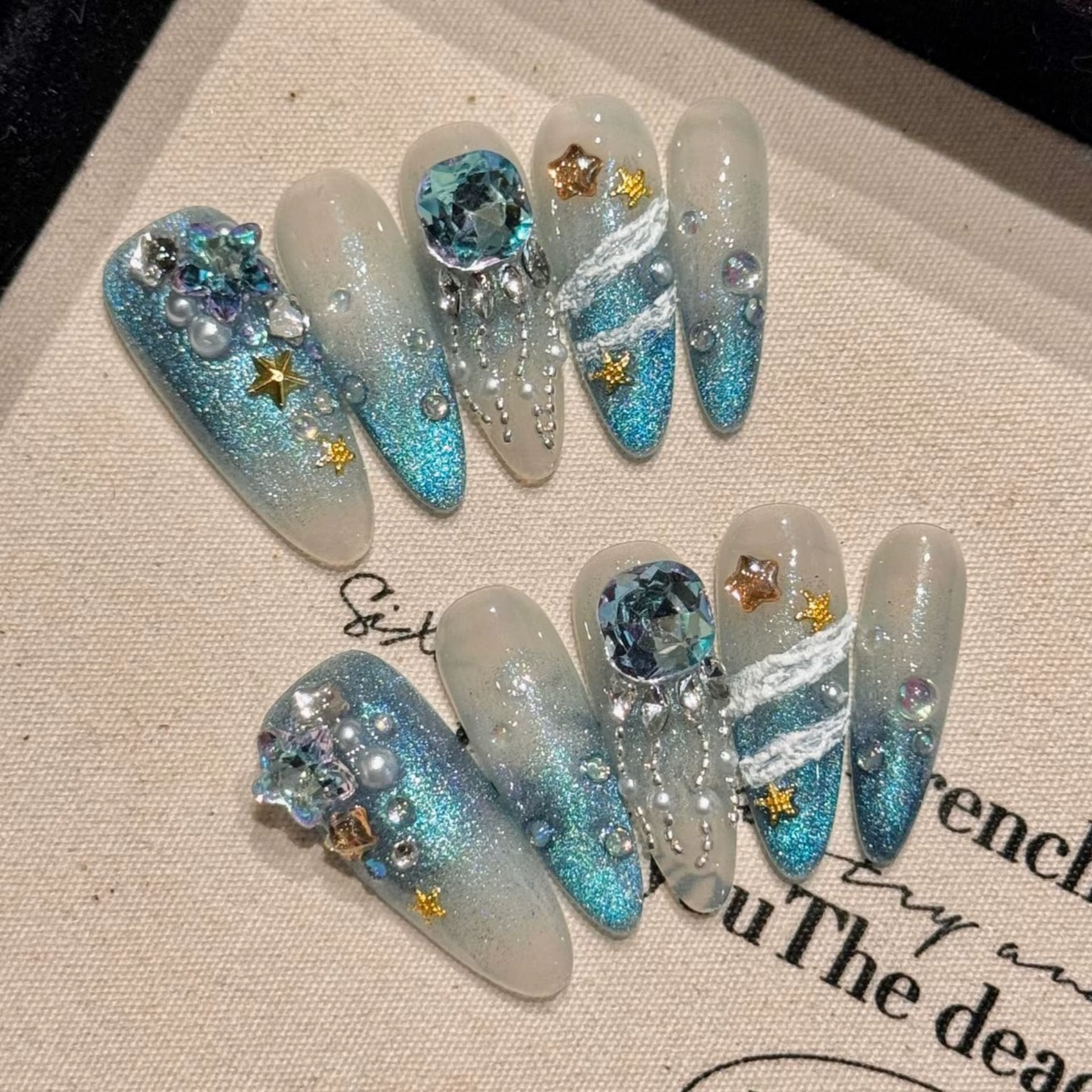 Faux ongles œil de chat à paillettes