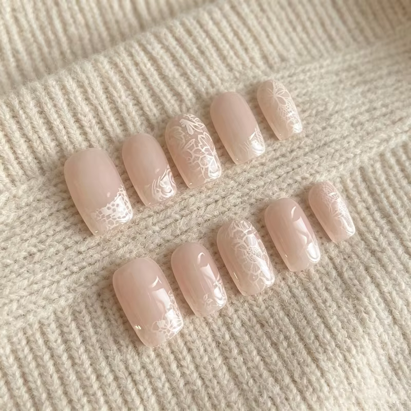 10 faux ongles courts en dentelle faits à la main