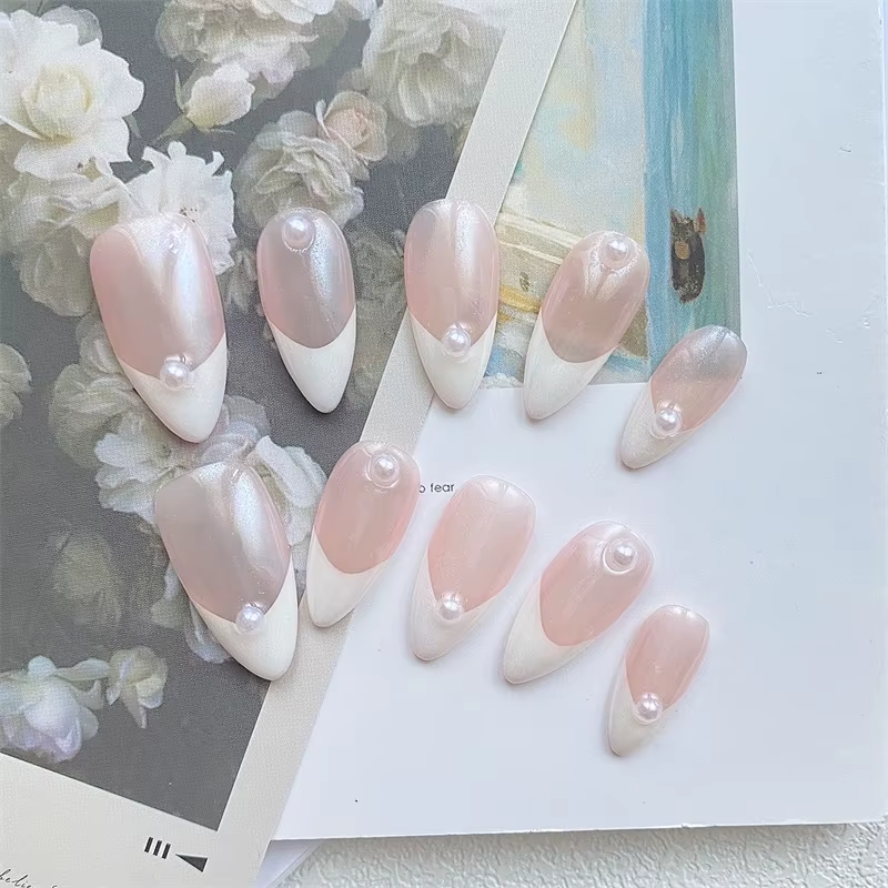 Aurora fait à la main presse sur ongles blanc amande français faux