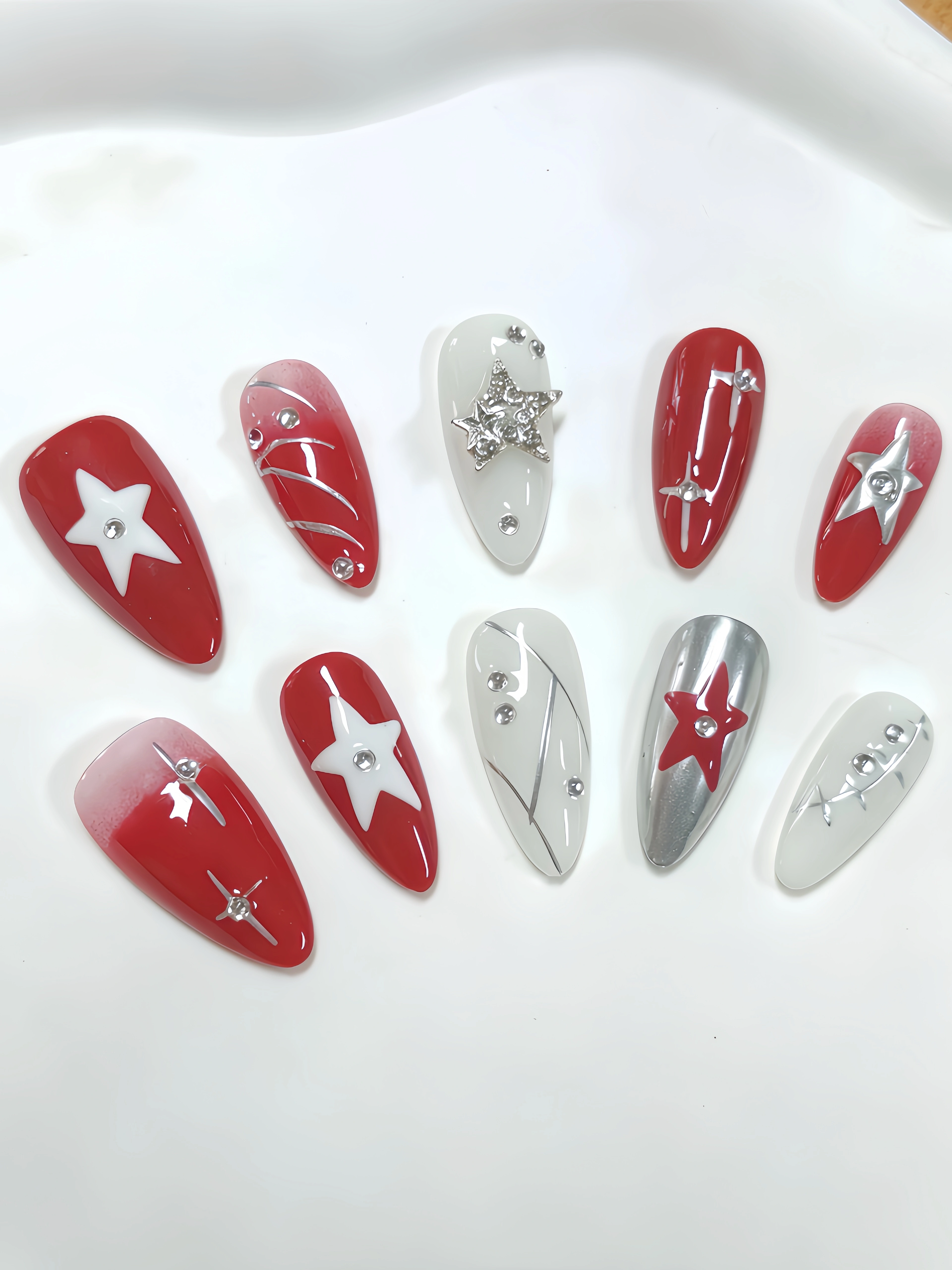 10 faux ongles de longueur moyenne en forme d'amande avec dégradé blanc laiteux et rouge