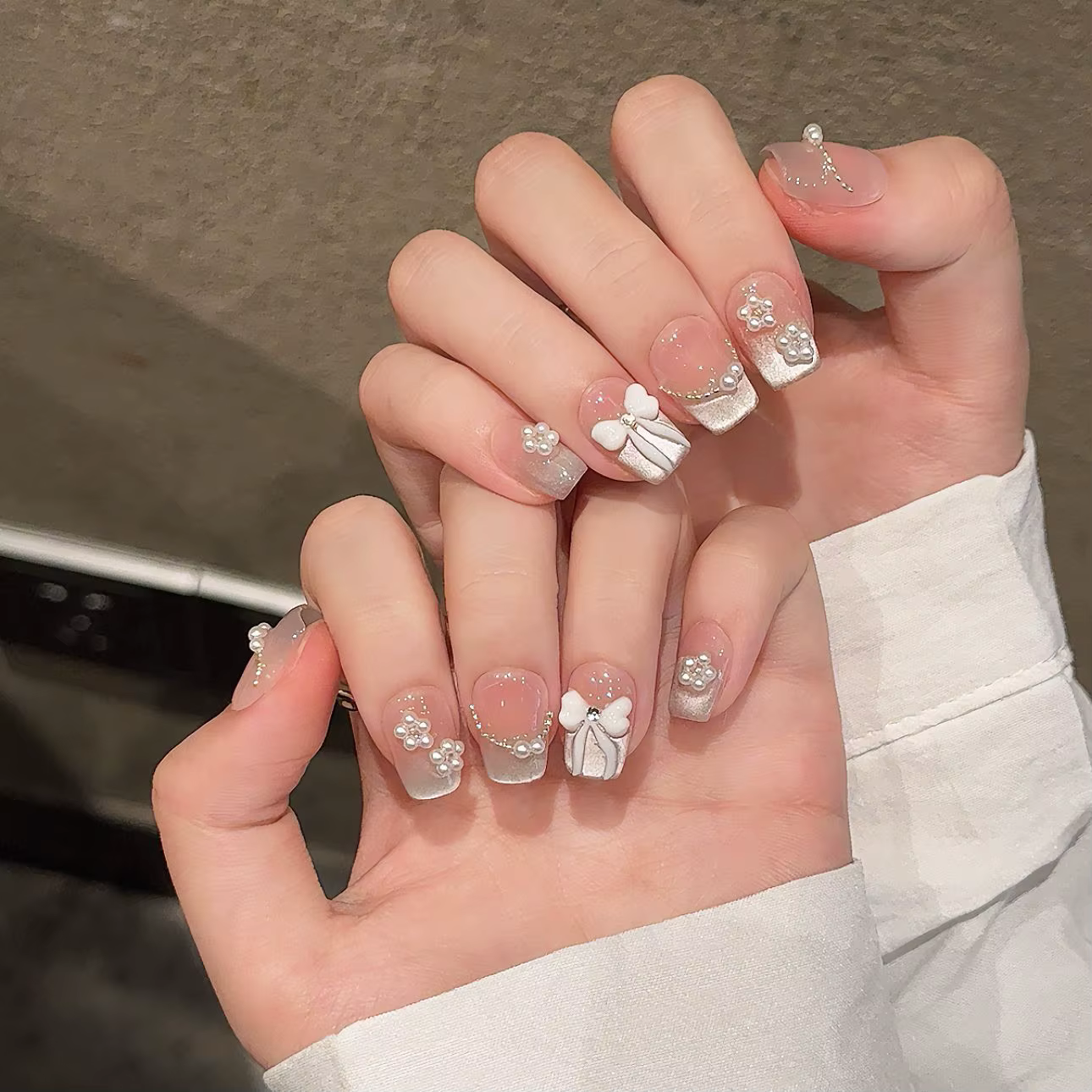 Presse à la main sur les ongles doux nœud papillon perle décor français faux