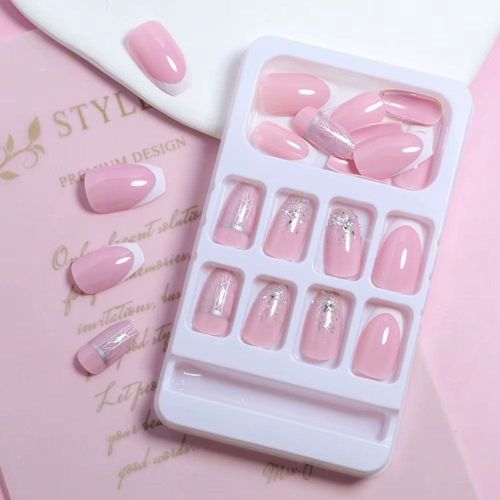 Faux ongles en forme de cercueil