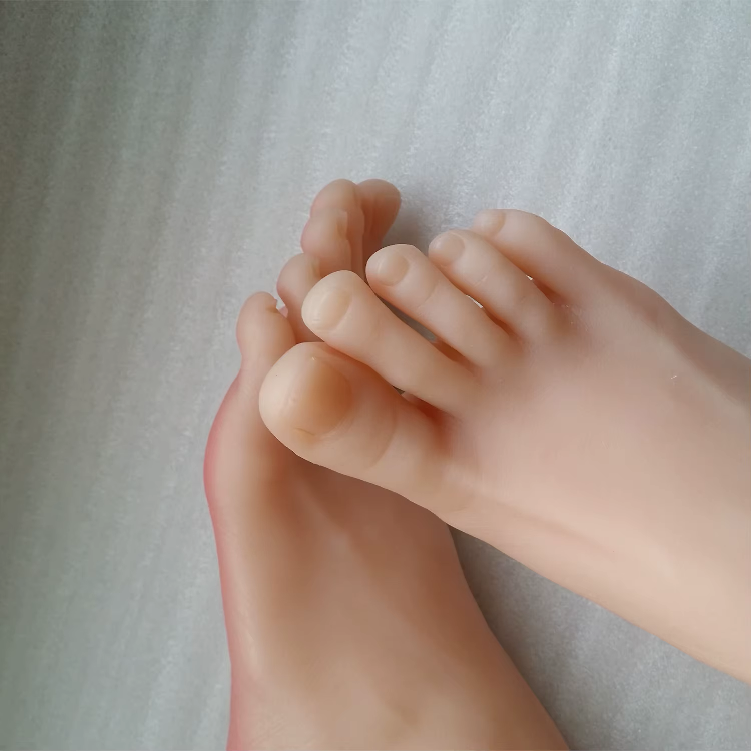Mannequin pied femme faux ongles pratique