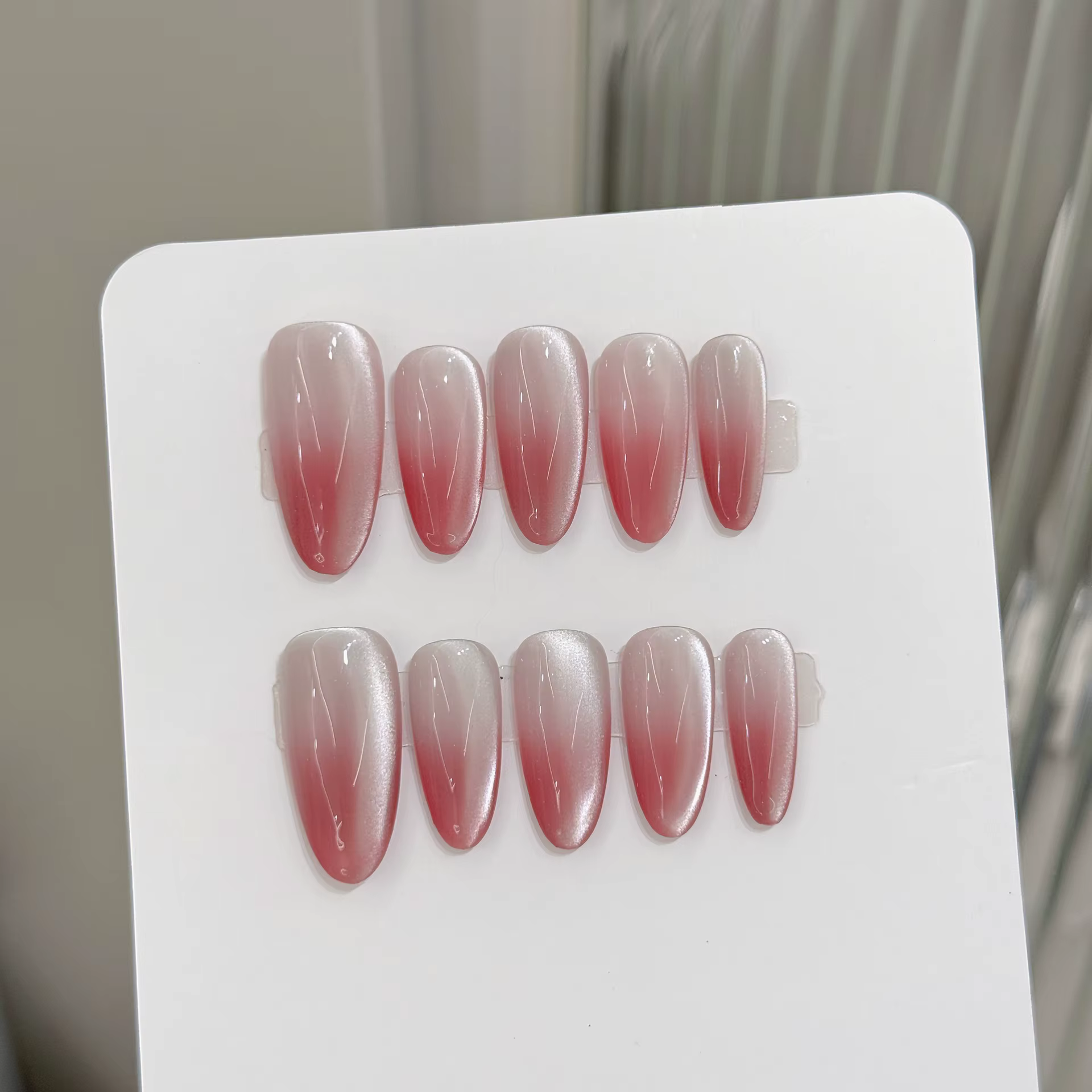 Presse rose faite à la main sur les ongles Simple Cateye ovale longueur moyenne portable faux