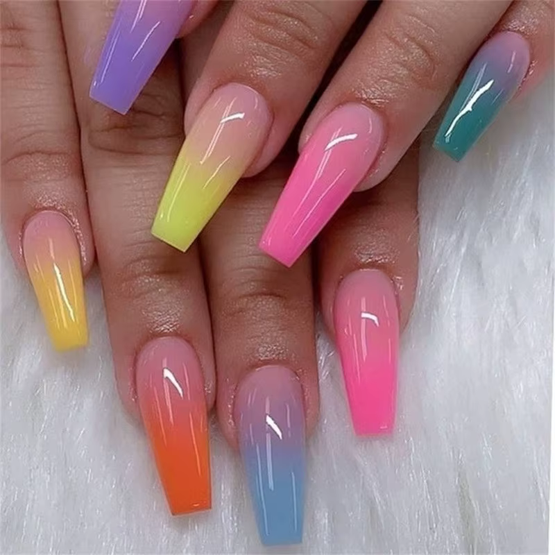 Faux ongles longs en forme de cercueil